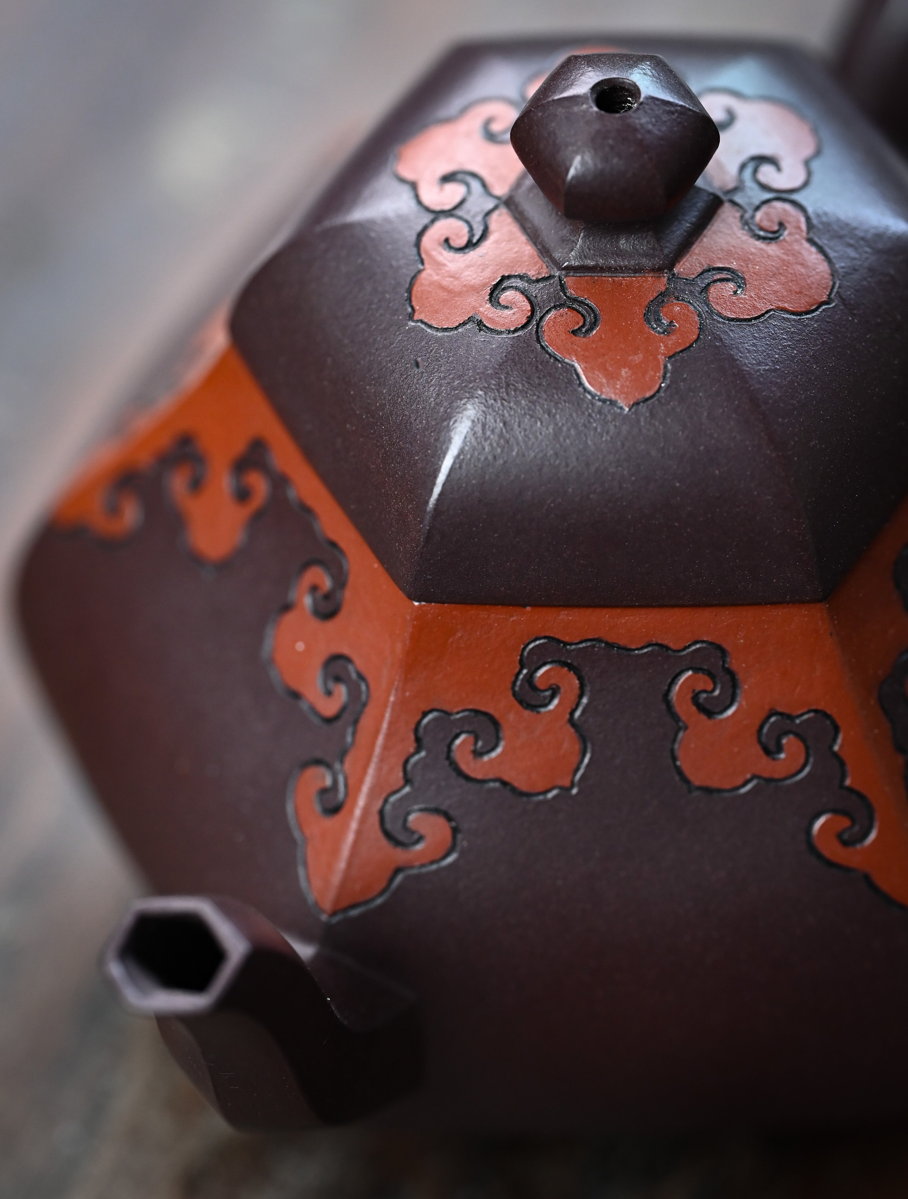 YANYOO handmade Yixing teapot featuring a pear shape, Grade A Zini clay and the "color decoration method" craftsmanship, lifestyle detail.