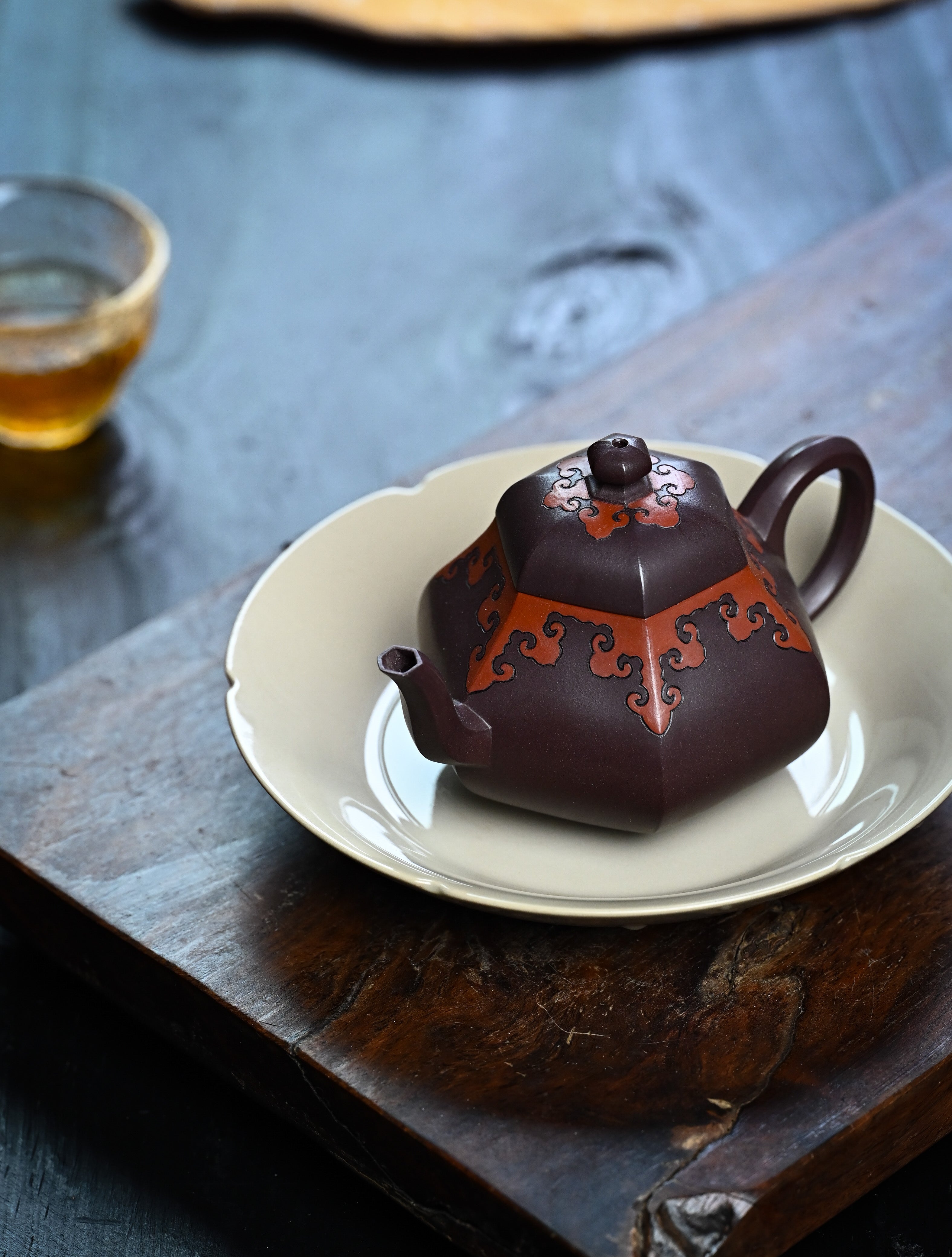 YANYOO handmade Yixing teapot featuring a pear shape, Grade A Zini clay and the "color decoration method" craftsmanship, lifestyle left side.