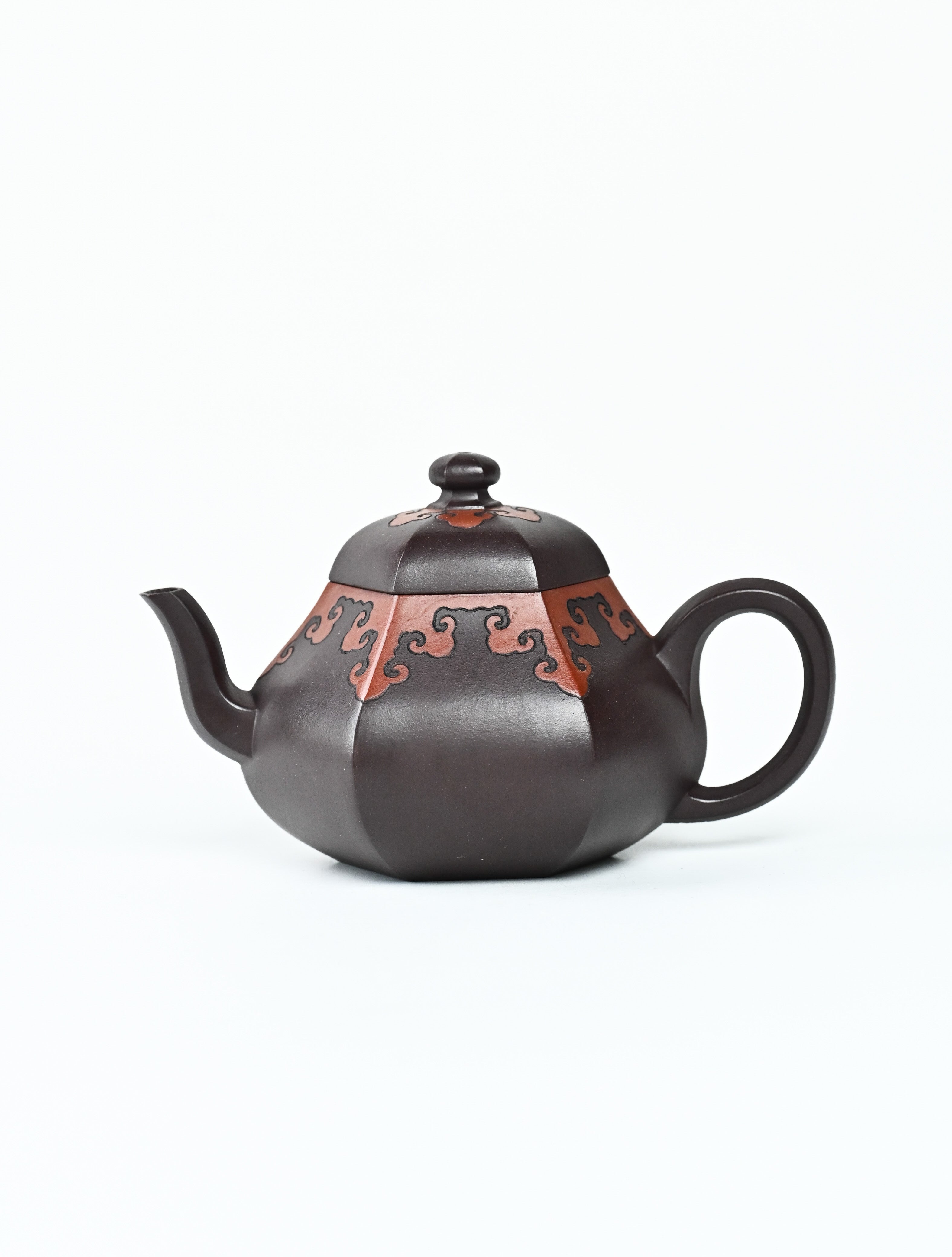 YANYOO handmade Yixing teapot featuring a pear shape, Grade A Zini clay and the "color decoration method" craftsmanship, product left side.