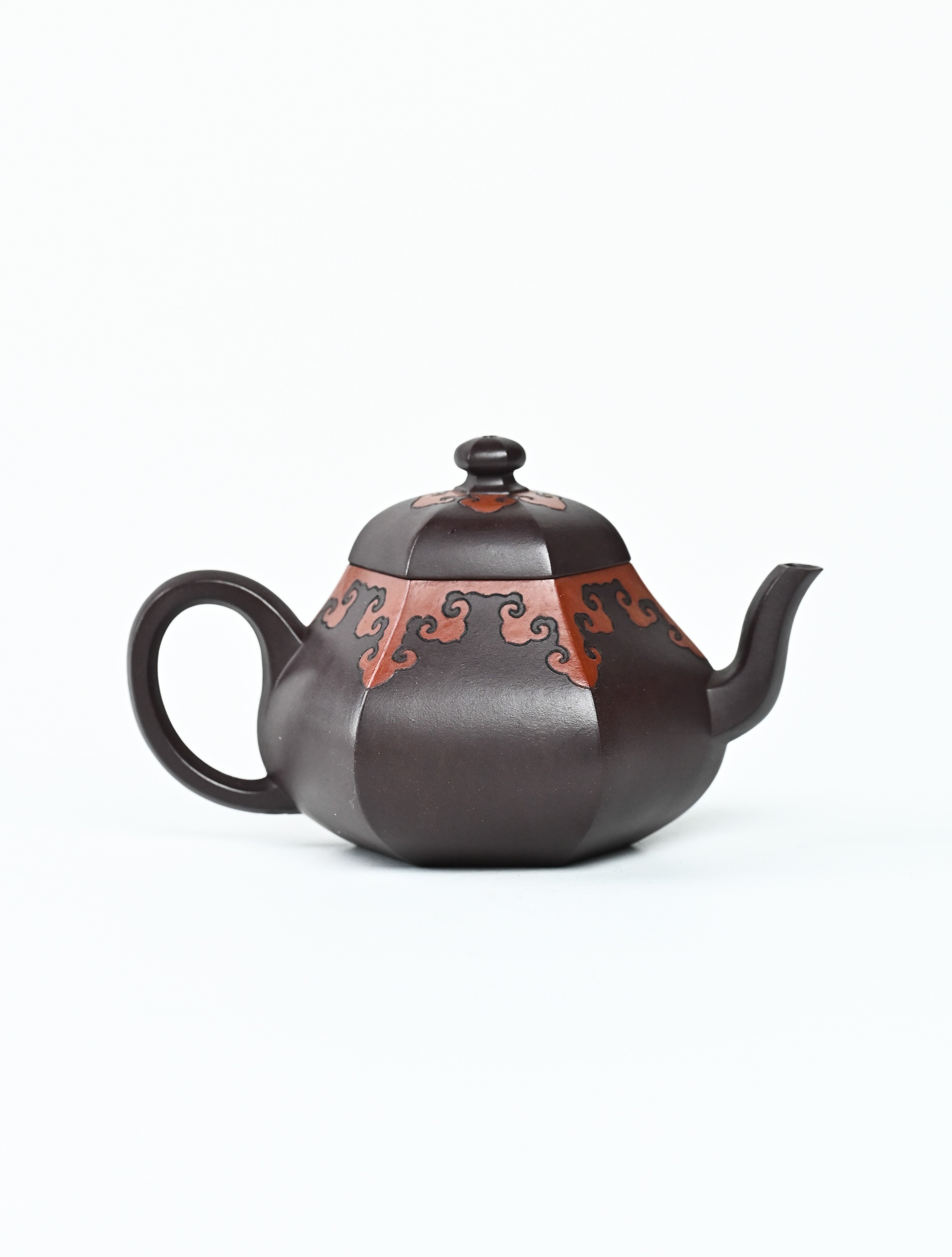 YANYOO handmade Yixing teapot featuring a pear shape, Grade A Zini clay and the "color decoration method" craftsmanship, product right side.