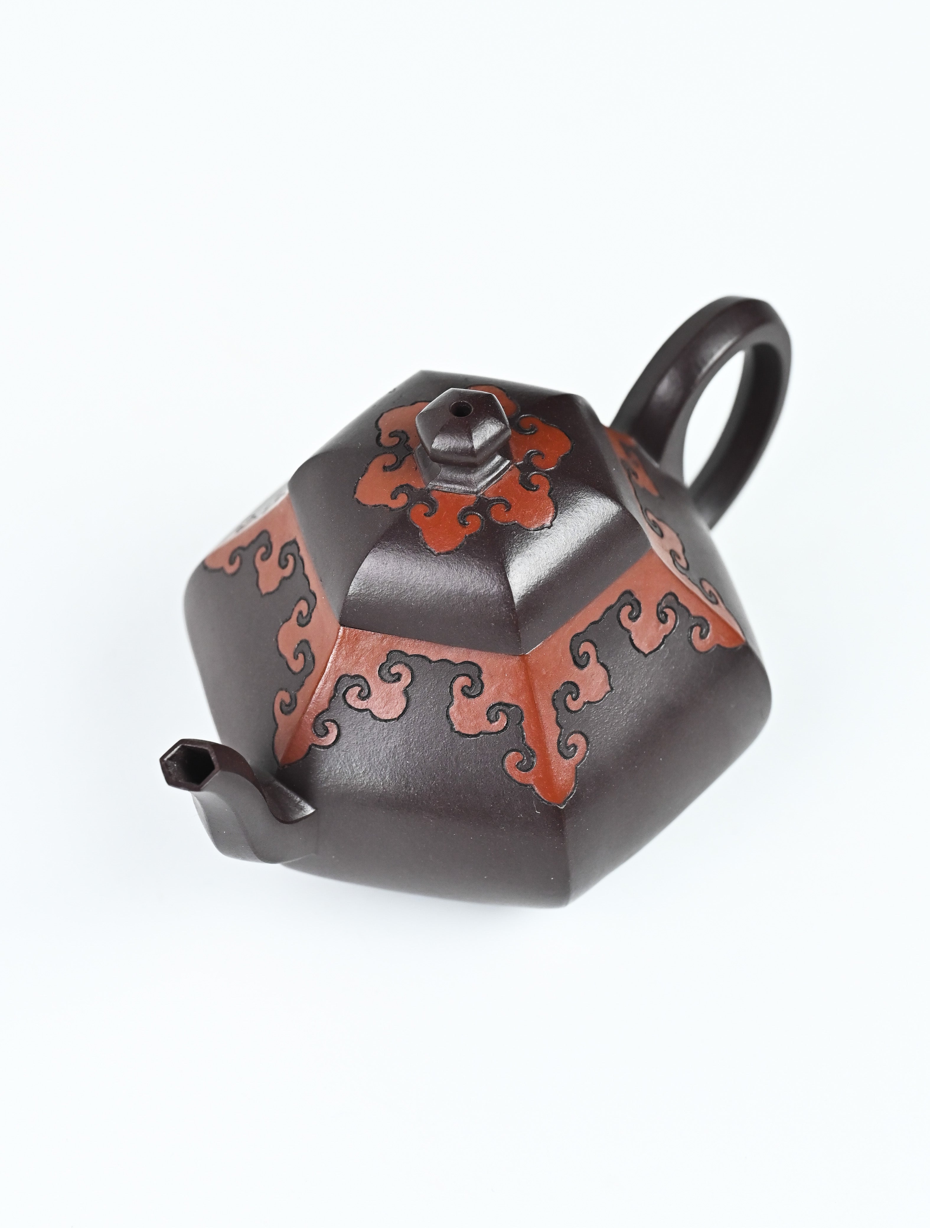 YANYOO handmade Yixing teapot featuring a pear shape, Grade A Zini clay and the "color decoration method" craftsmanship, product top side.