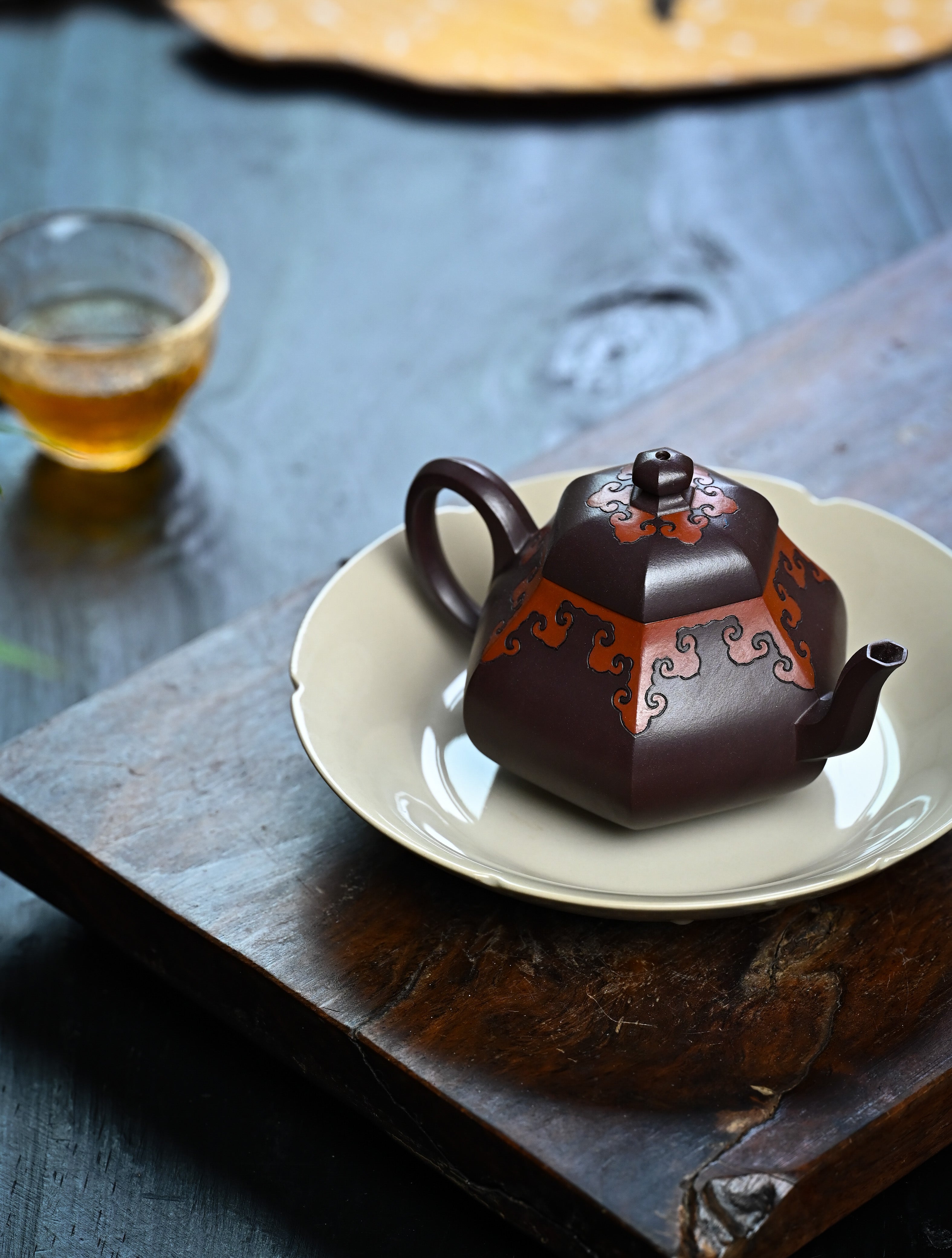 YANYOO handmade Yixing teapot featuring a pear shape, Grade A Zini clay and the "color decoration method" craftsmanship, lifestyle right side.