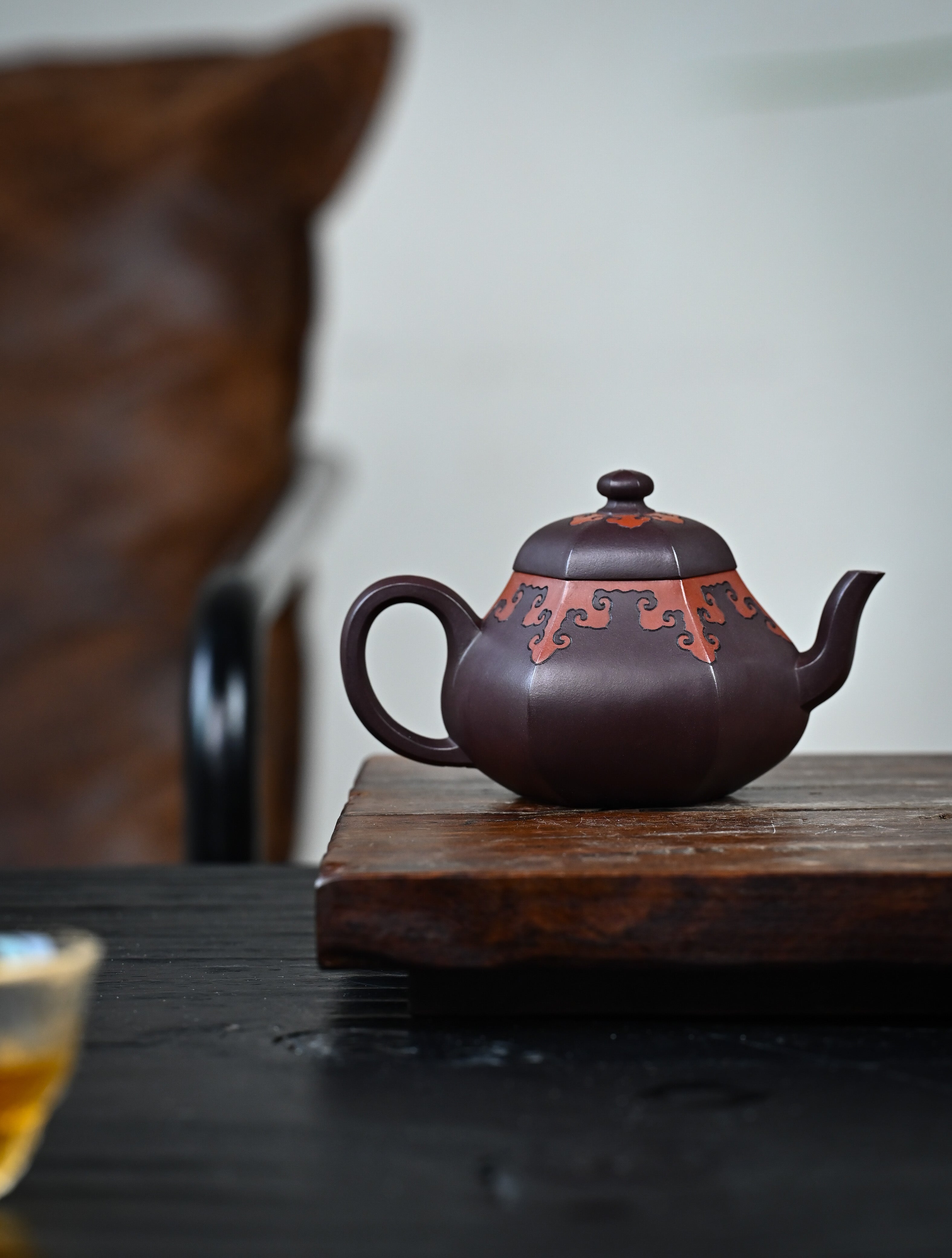 YANYOO handmade Yixing teapot featuring a pear shape, Grade A Zini clay and the "color decoration method" craftsmanship, lifestyle wide-angle right side.