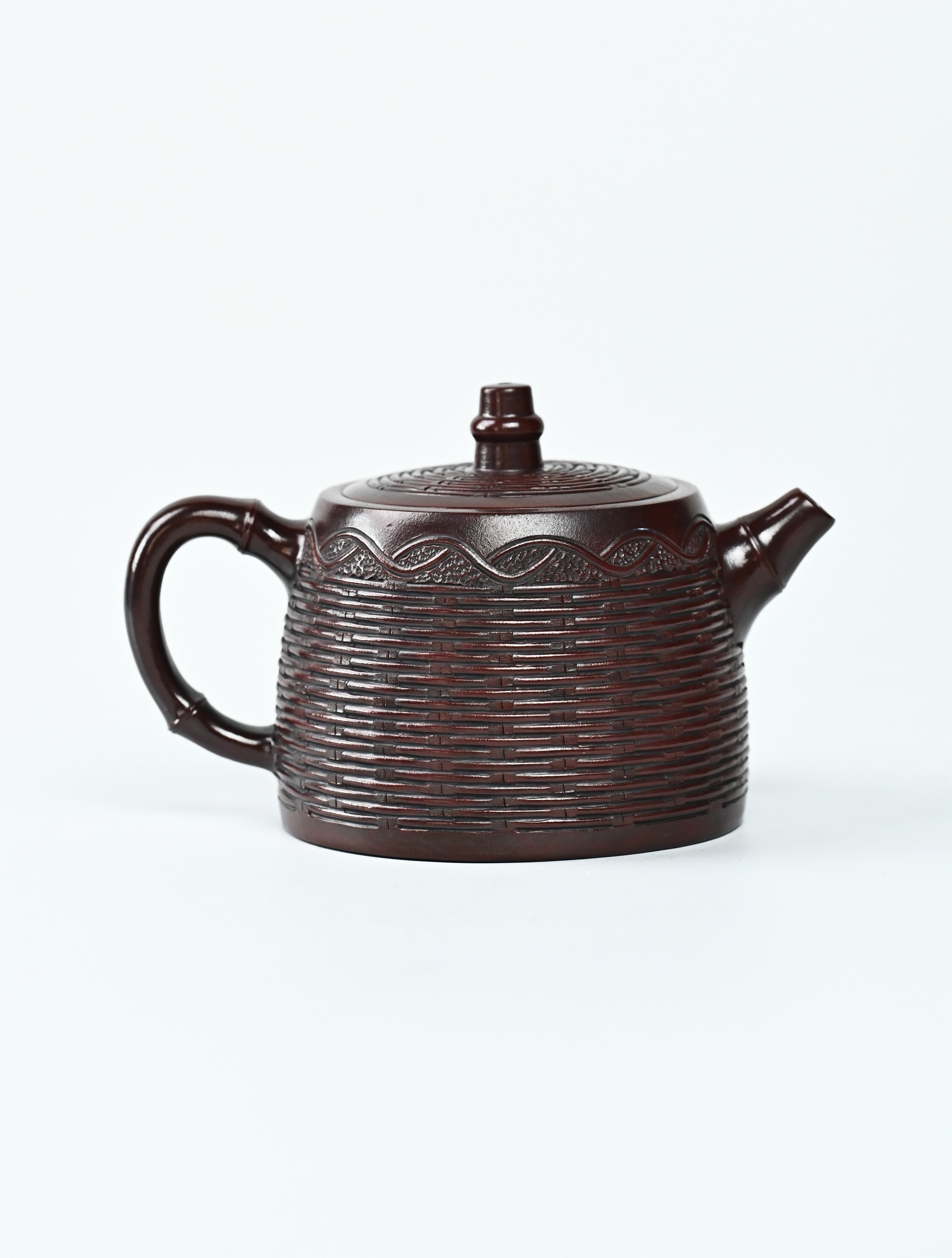 YANYOO handcrafted Yixing teapot featuring aged Wuni clay, bamboo weaving technique, Han Duo, product right side.