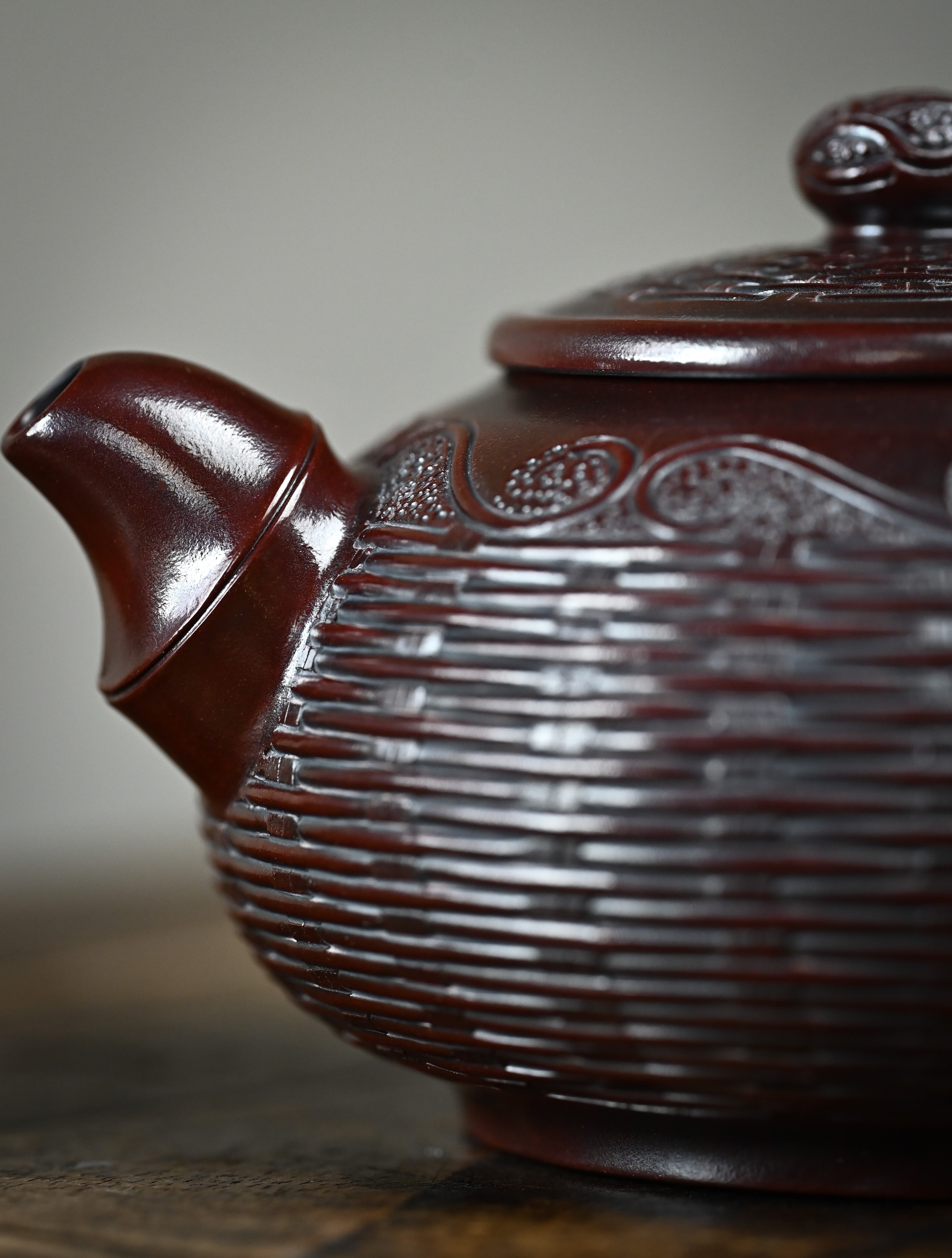 YANYOO handcrafted Yixing teapot featuring aged Wuni clay, bamboo weaving technique, Yu Run, lifestyle detail.