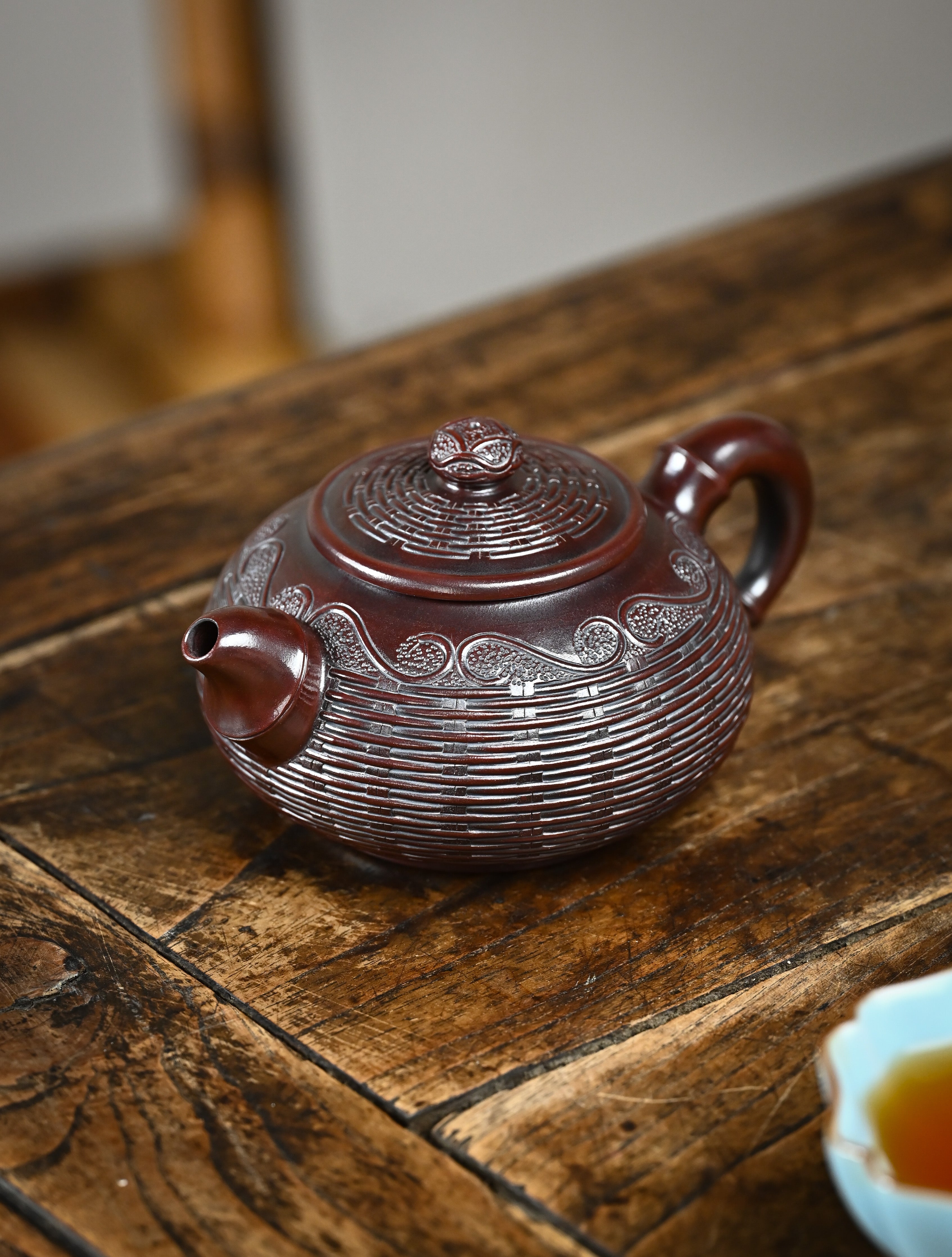 YANYOO handcrafted Yixing teapot featuring aged Wuni clay, bamboo weaving technique, Yu Run, lifestyle left side.