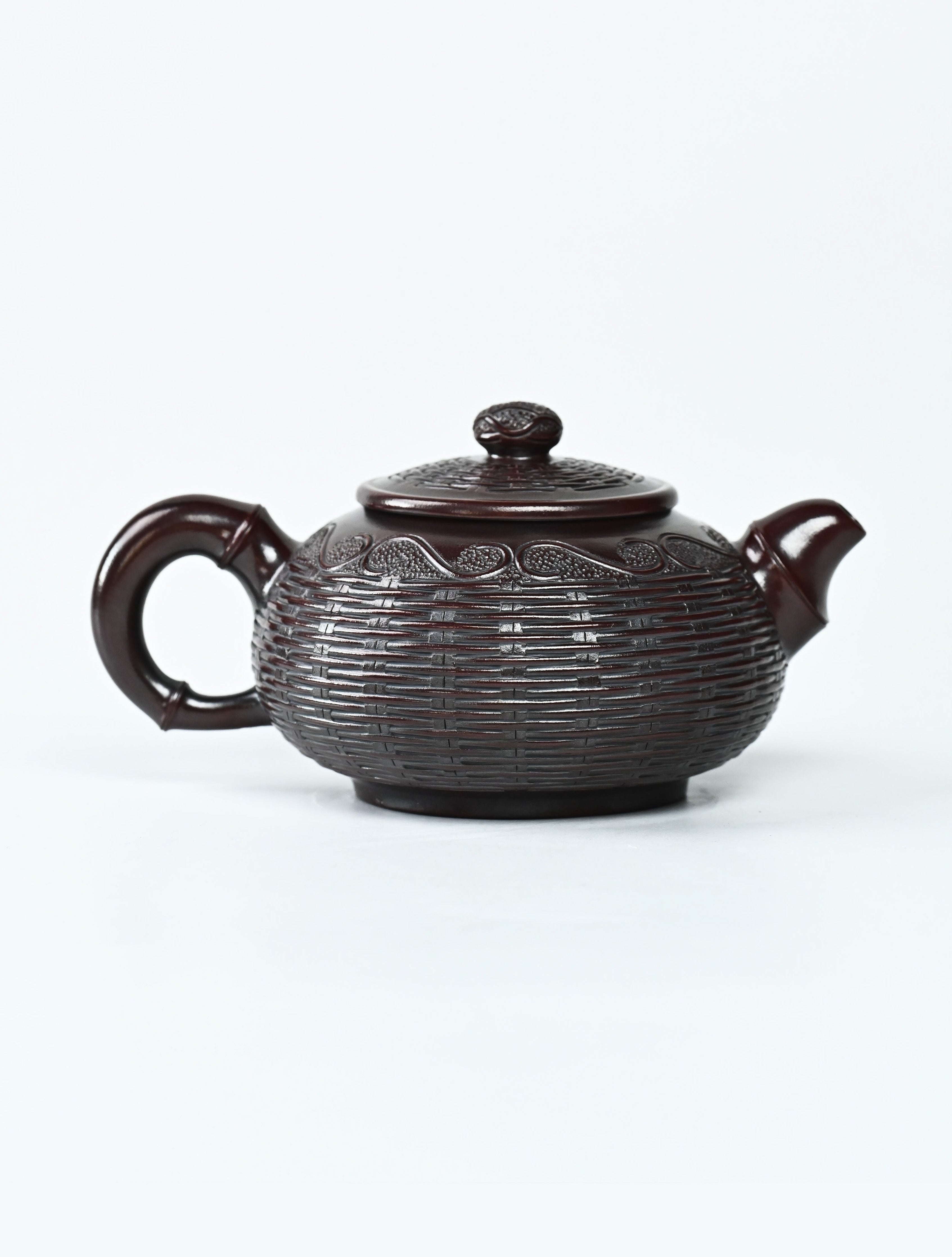 YANYOO handcrafted Yixing teapot featuring aged Wuni clay, bamboo weaving technique, Yu Run, product right side.