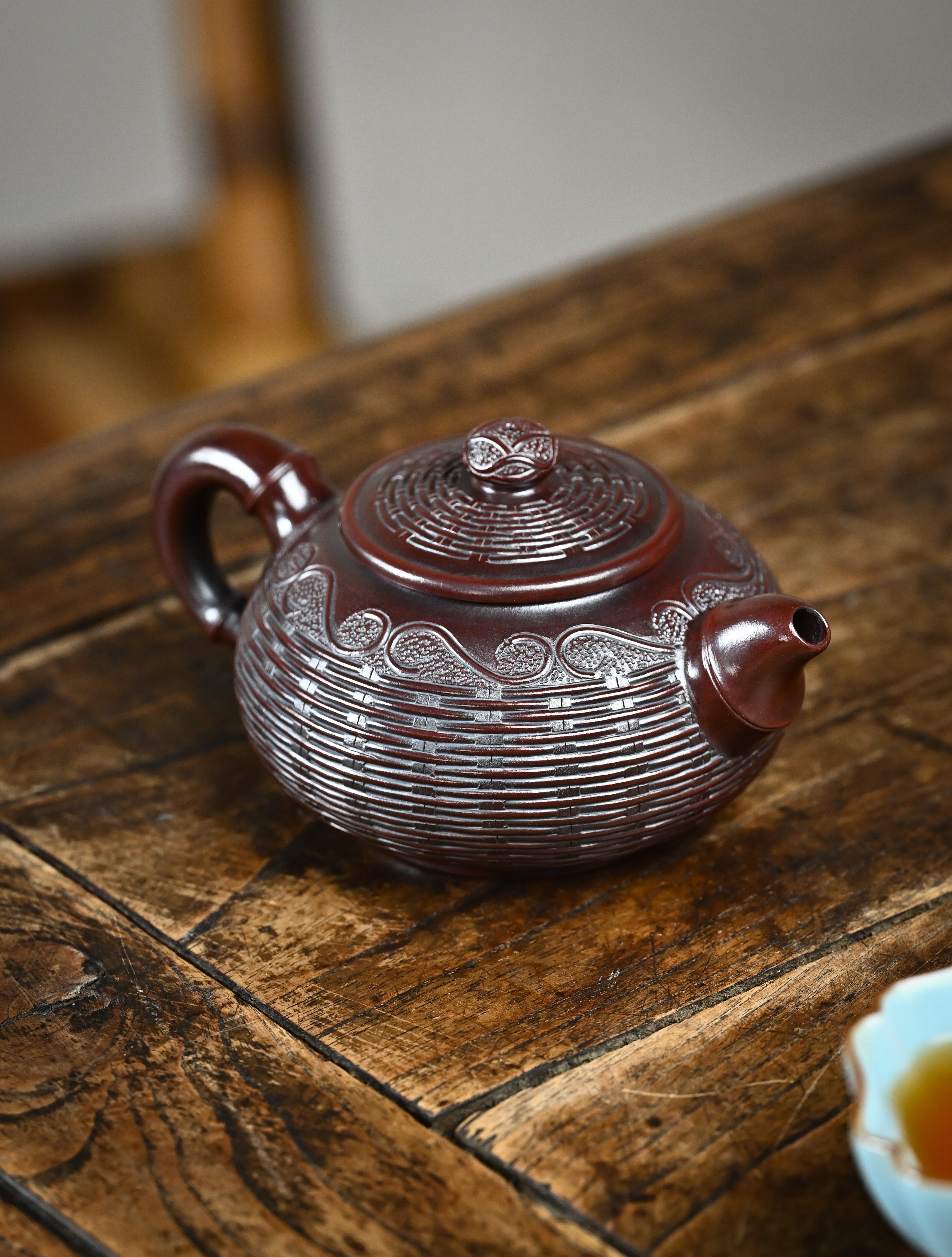 YANYOO handcrafted Yixing teapot featuring aged Wuni clay, bamboo weaving technique, Yu Run, lifestyle right side.