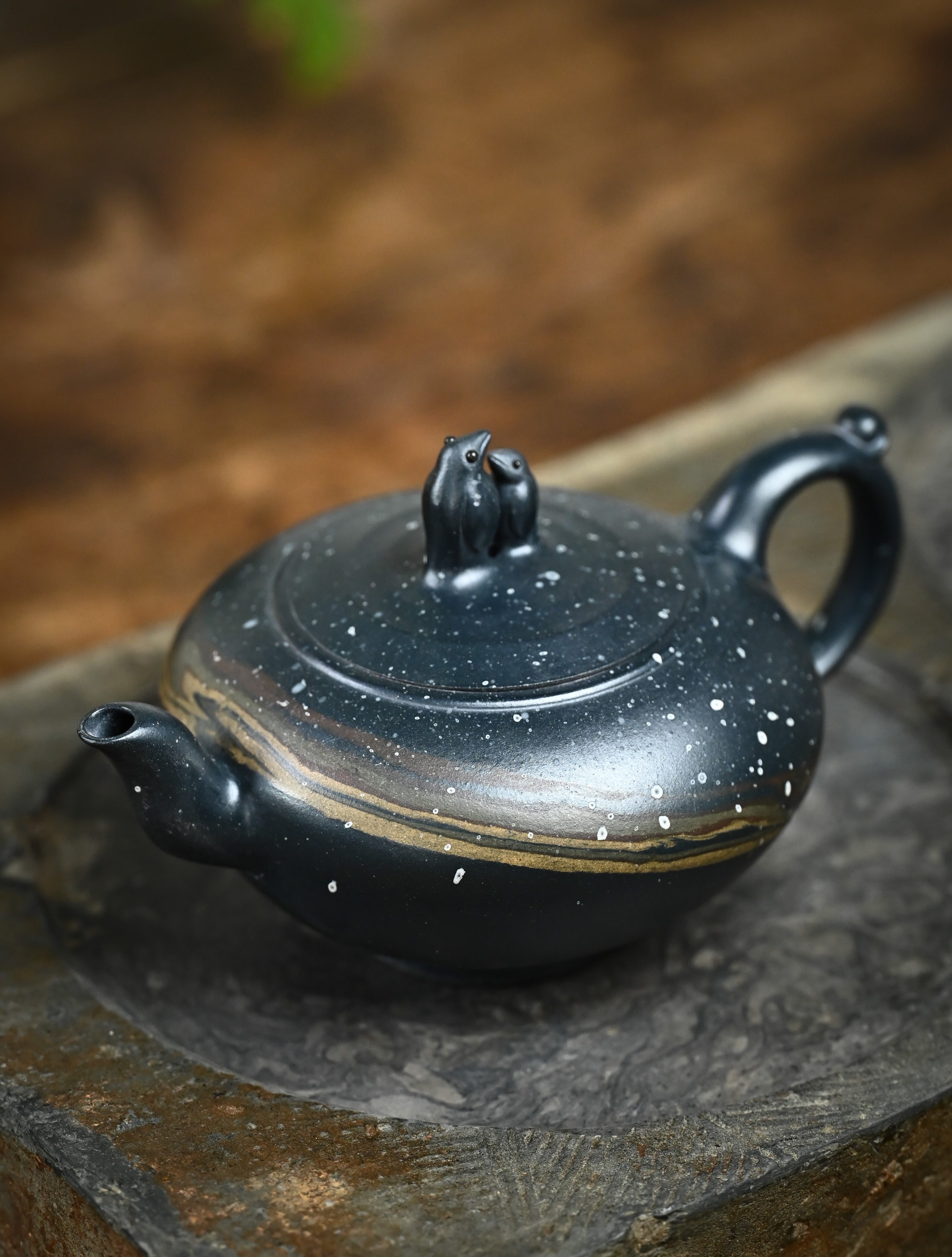 YANYOO handmade Yixing teapot featuring "Que Tou Qing" lvni clay and delicate Zisha clay blending technique, lifestyle left side.