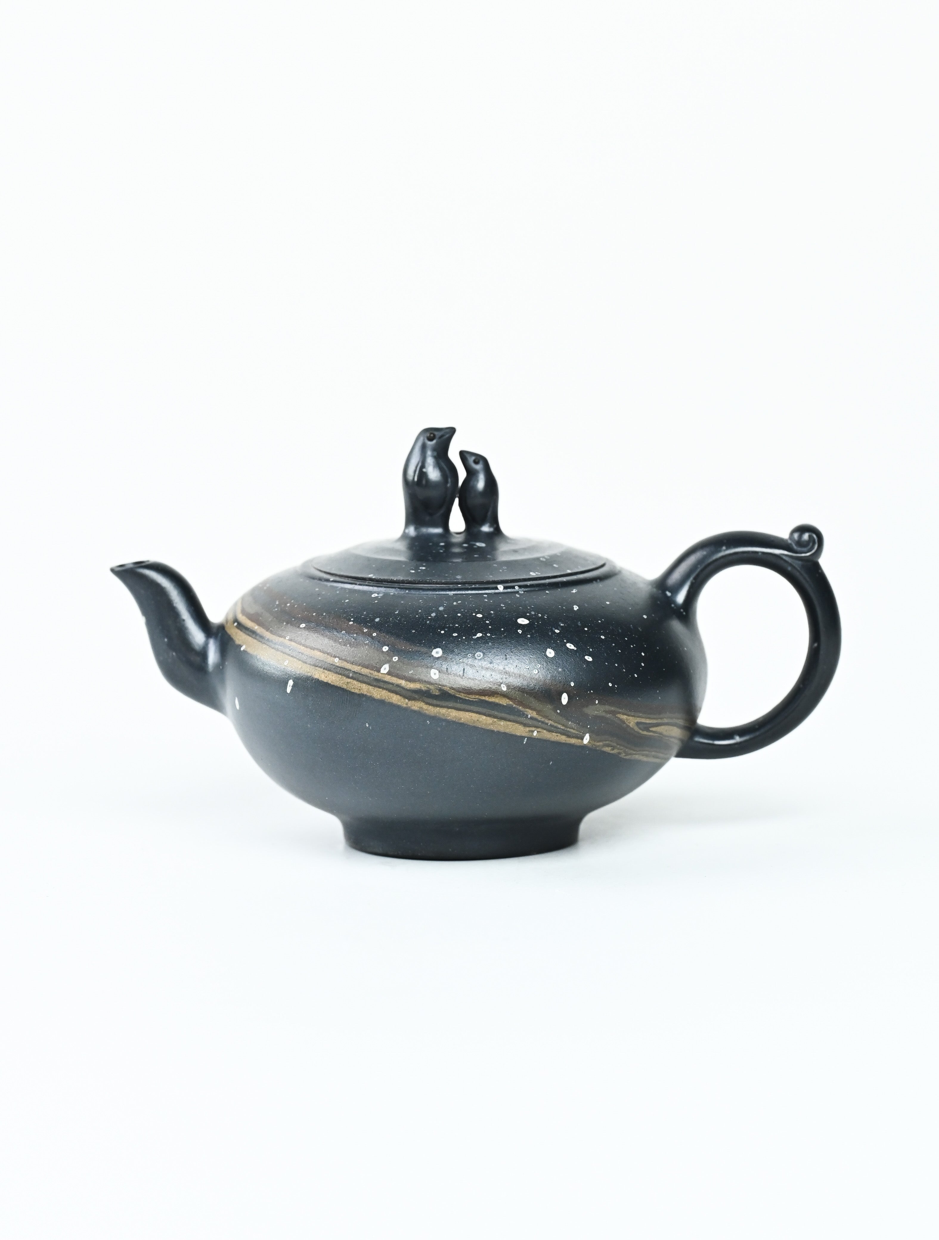 YANYOO handmade Yixing teapot featuring "Que Tou Qing" lvni clay and delicate Zisha clay blending technique, product left side.