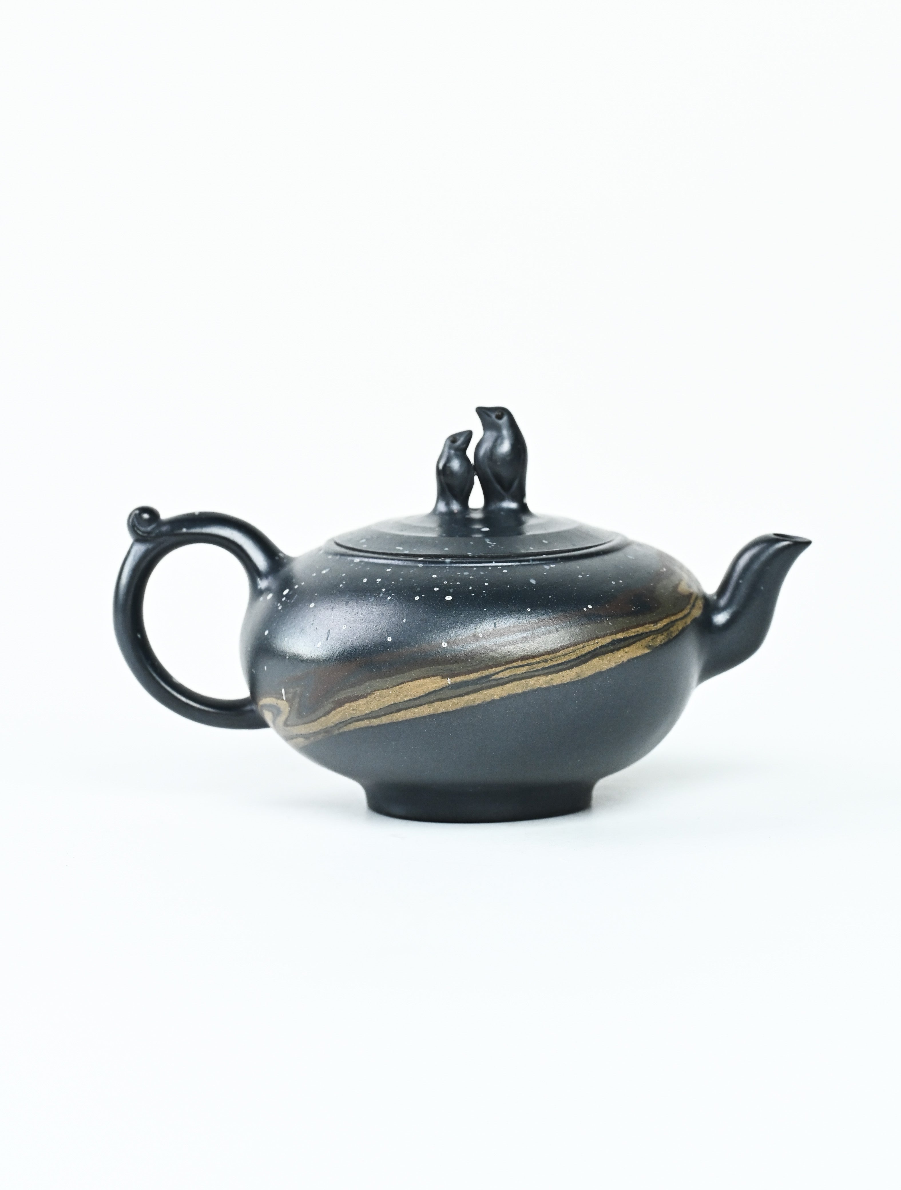YANYOO handmade Yixing teapot featuring "Que Tou Qing" lvni clay and delicate Zisha clay blending technique, product right side.