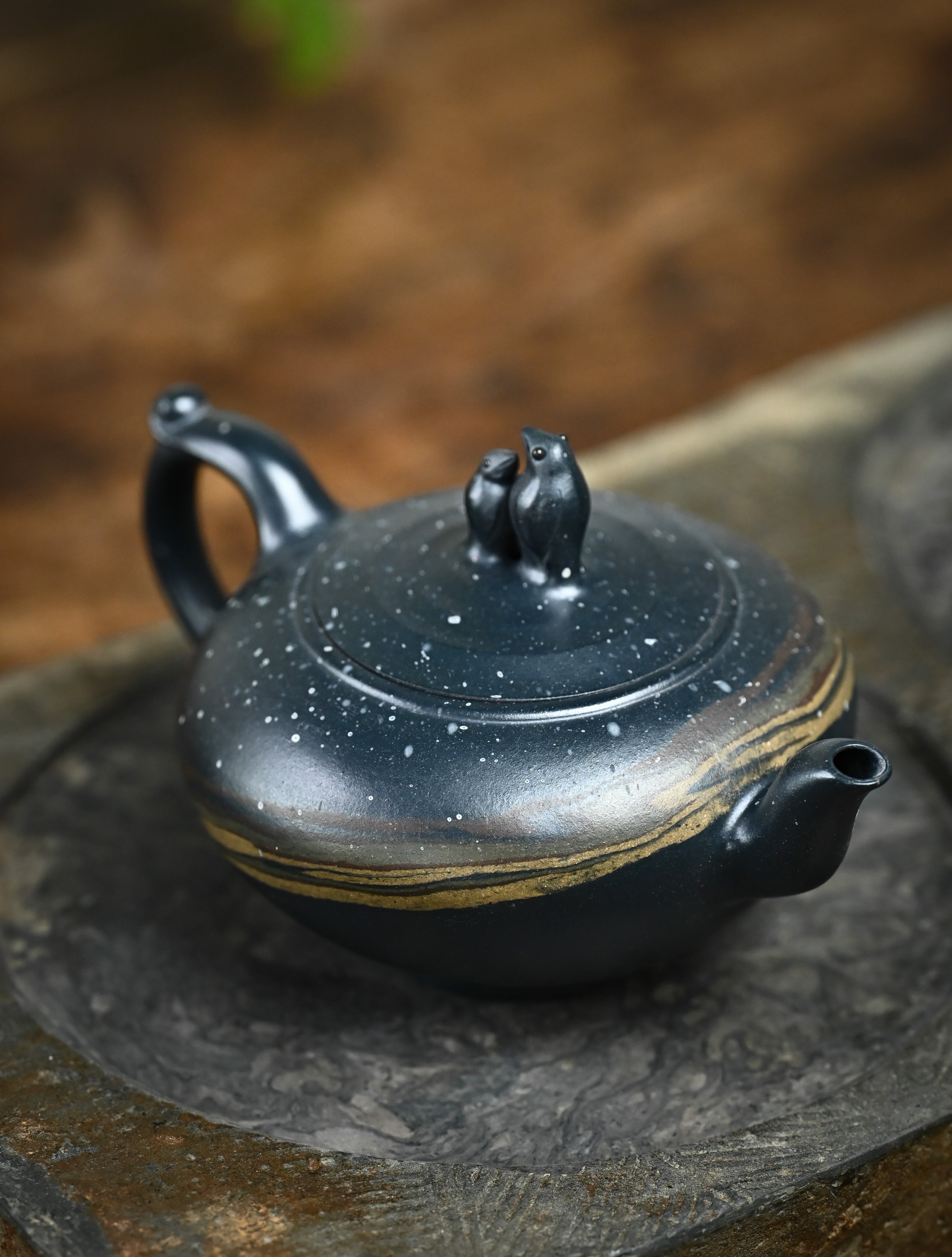YANYOO handmade Yixing teapot featuring "Que Tou Qing" lvni clay and delicate Zisha clay blending technique, lifestyle right side.