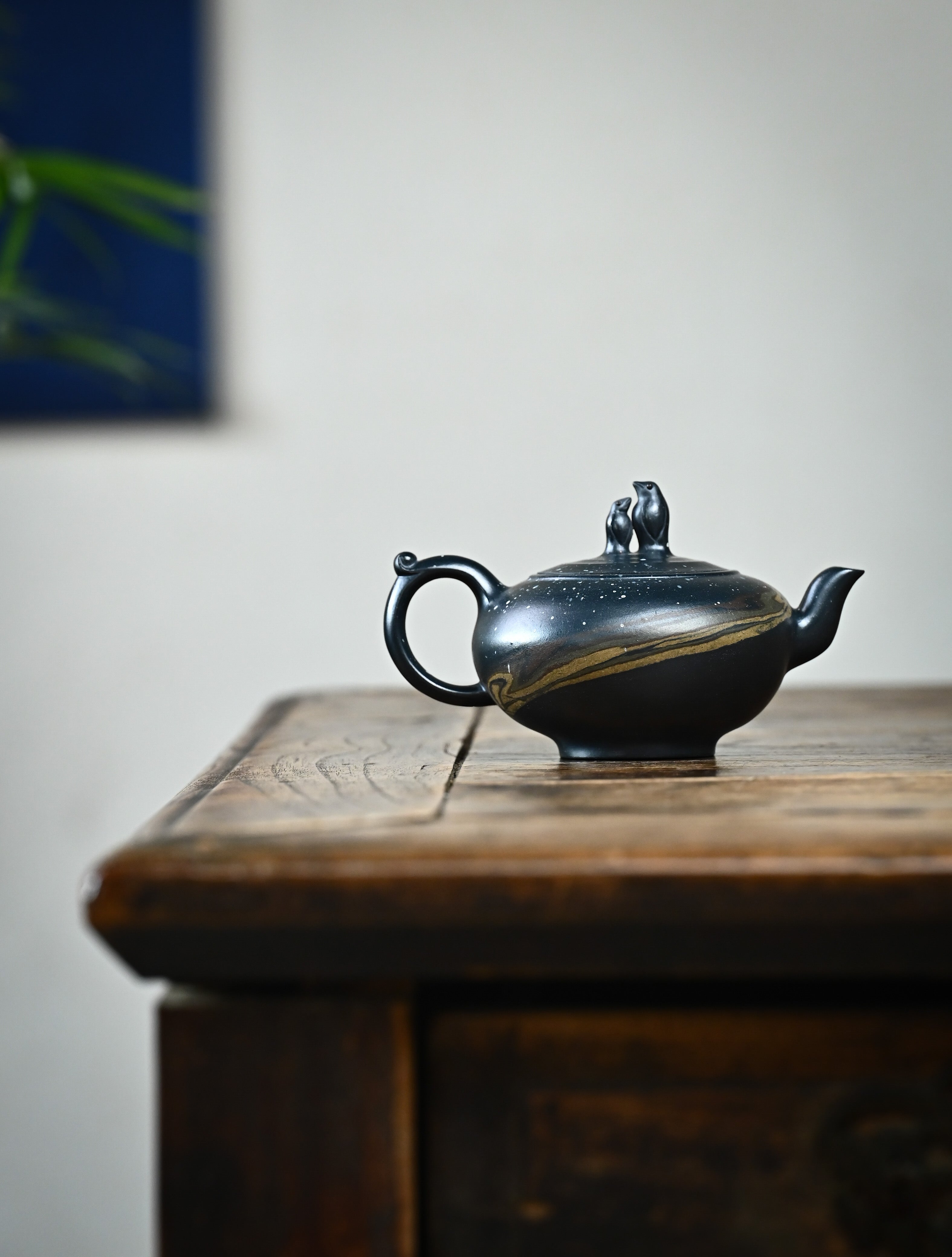 YANYOO handmade Yixing teapot featuring "Que Tou Qing" lvni clay and delicate Zisha clay blending technique, lifestyle wide-angle right side.