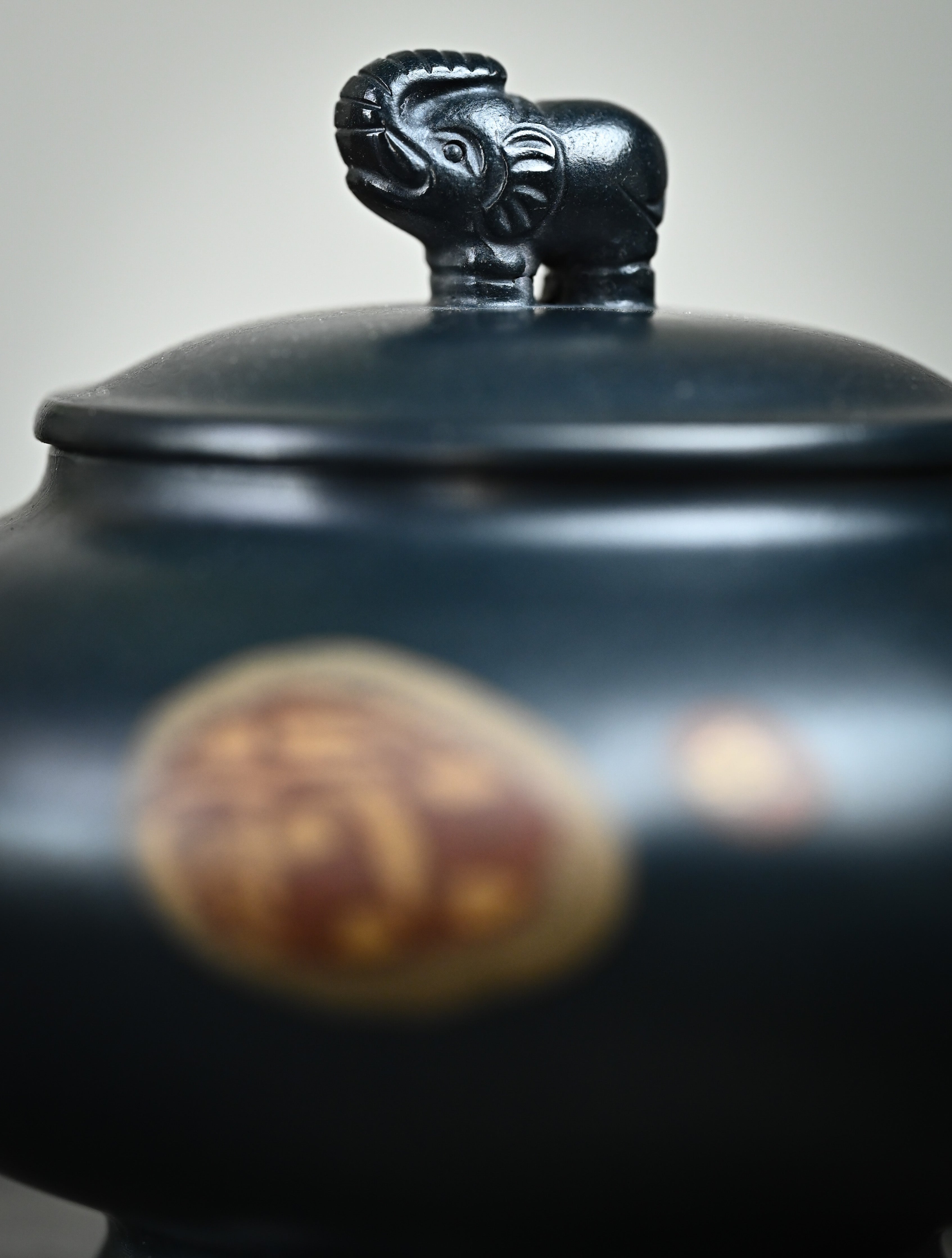 YANYOO handmade Yixing teapot featuring "Que Tou Qing" Lvni clay and Zisha clay blending technique, Si Ping You Xiang, lifestyle detail lid.