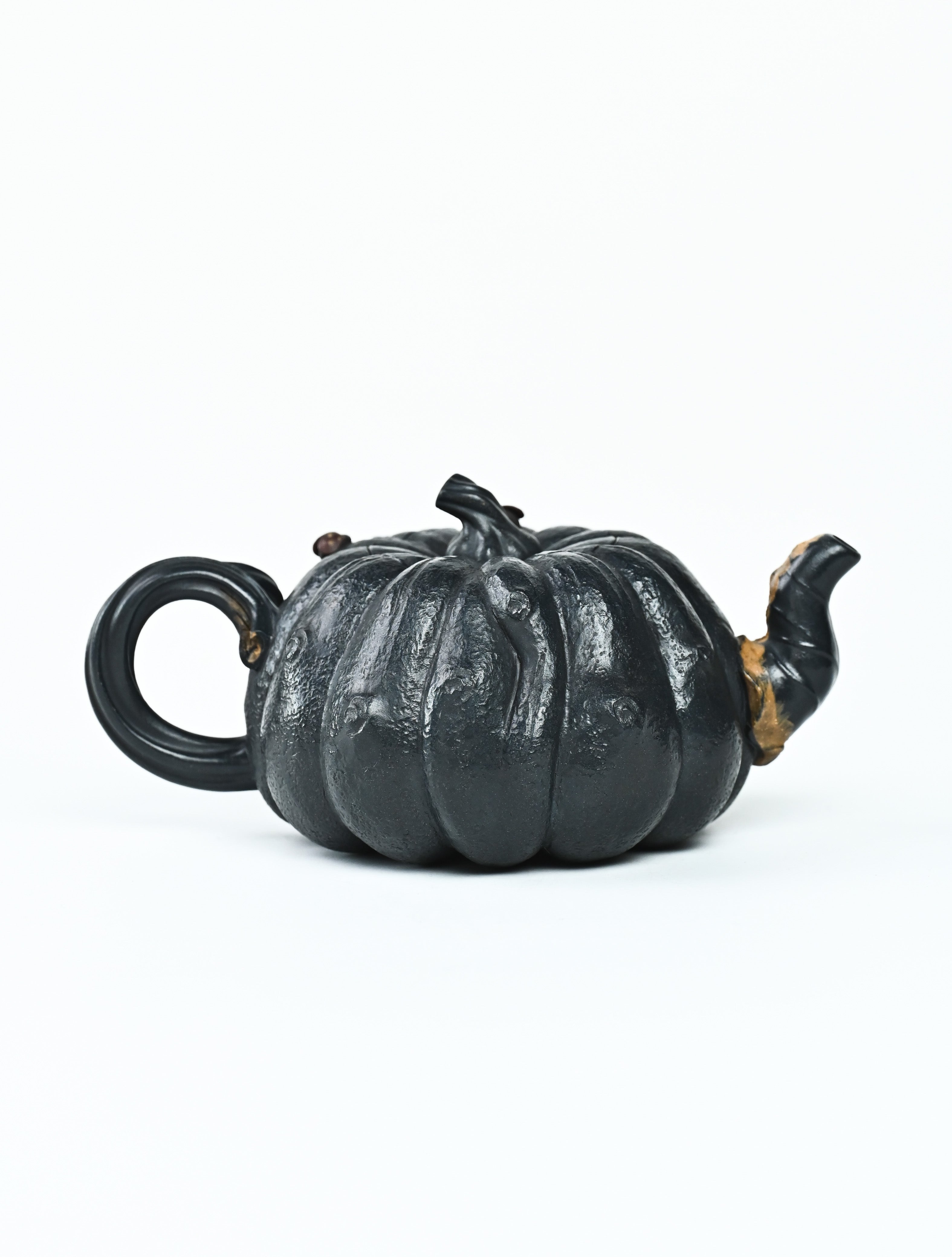YANYOO handmade Yixing teapot featuring "Que Tou Qing" lvni clay and a lifelike pumpkin shape, product right side.