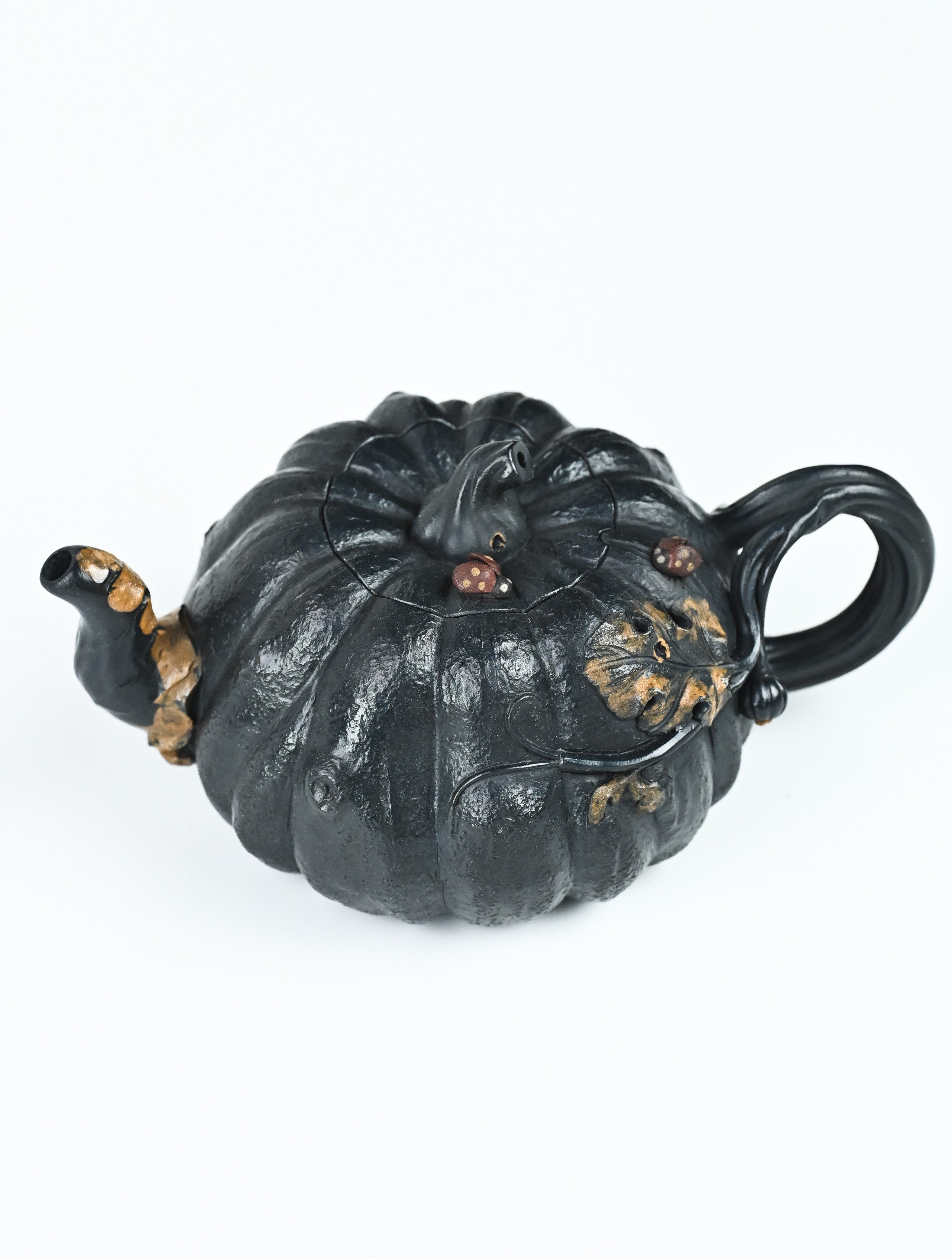 YANYOO handmade Yixing teapot featuring "Que Tou Qing" lvni clay and a lifelike pumpkin shape, product top side.