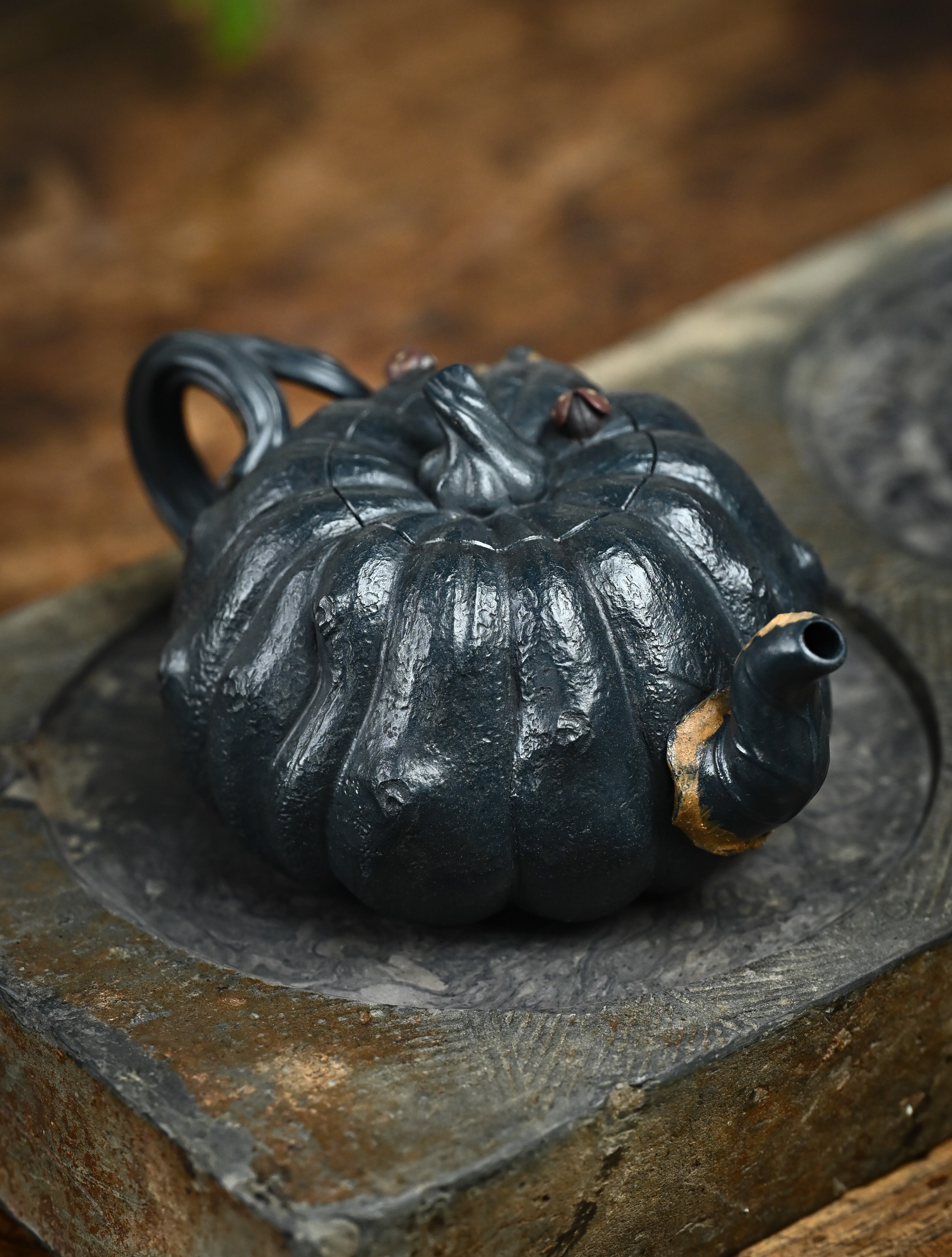 YANYOO handmade Yixing teapot featuring "Que Tou Qing" lvni clay and a lifelike pumpkin shape, lifestyle right side.