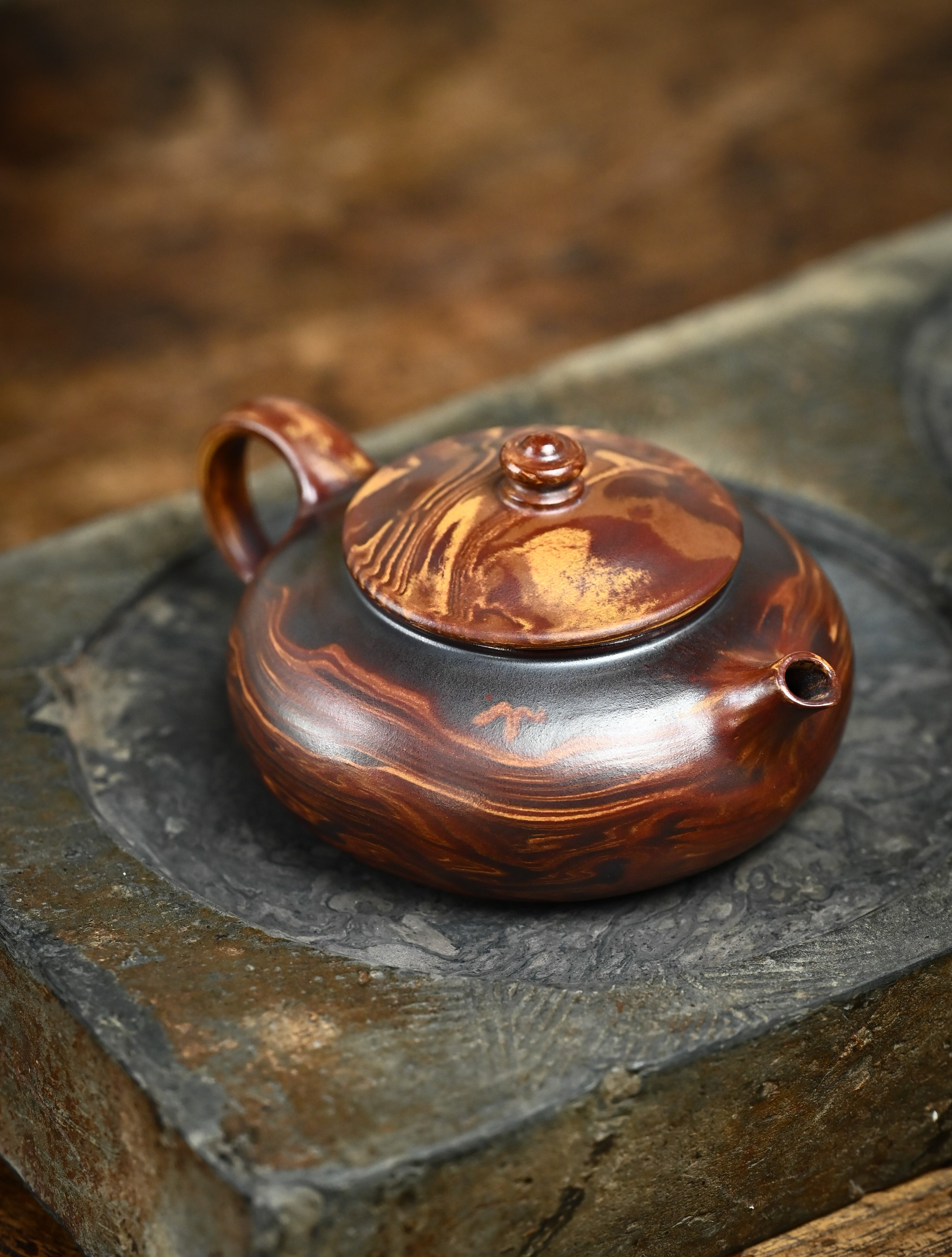 YANYOO handmade Yixing teapot featuring signature Wuni clay and Zisha clay blending technique, Han Jiang, lifestyle right side.