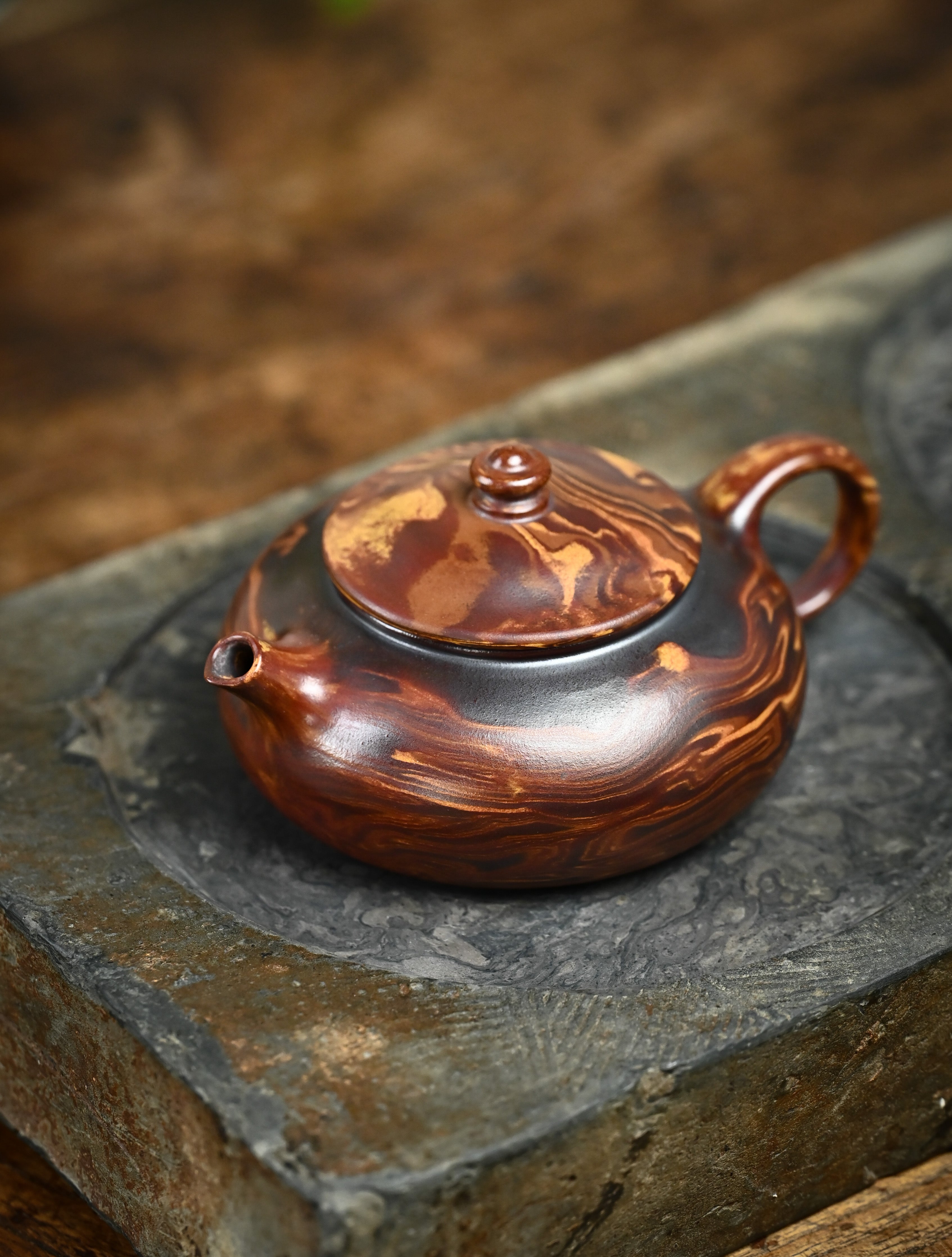 YANYOO handmade Yixing teapot featuring signature Wuni clay and Zisha clay blending technique, Han Jiang, lifestyle left side.