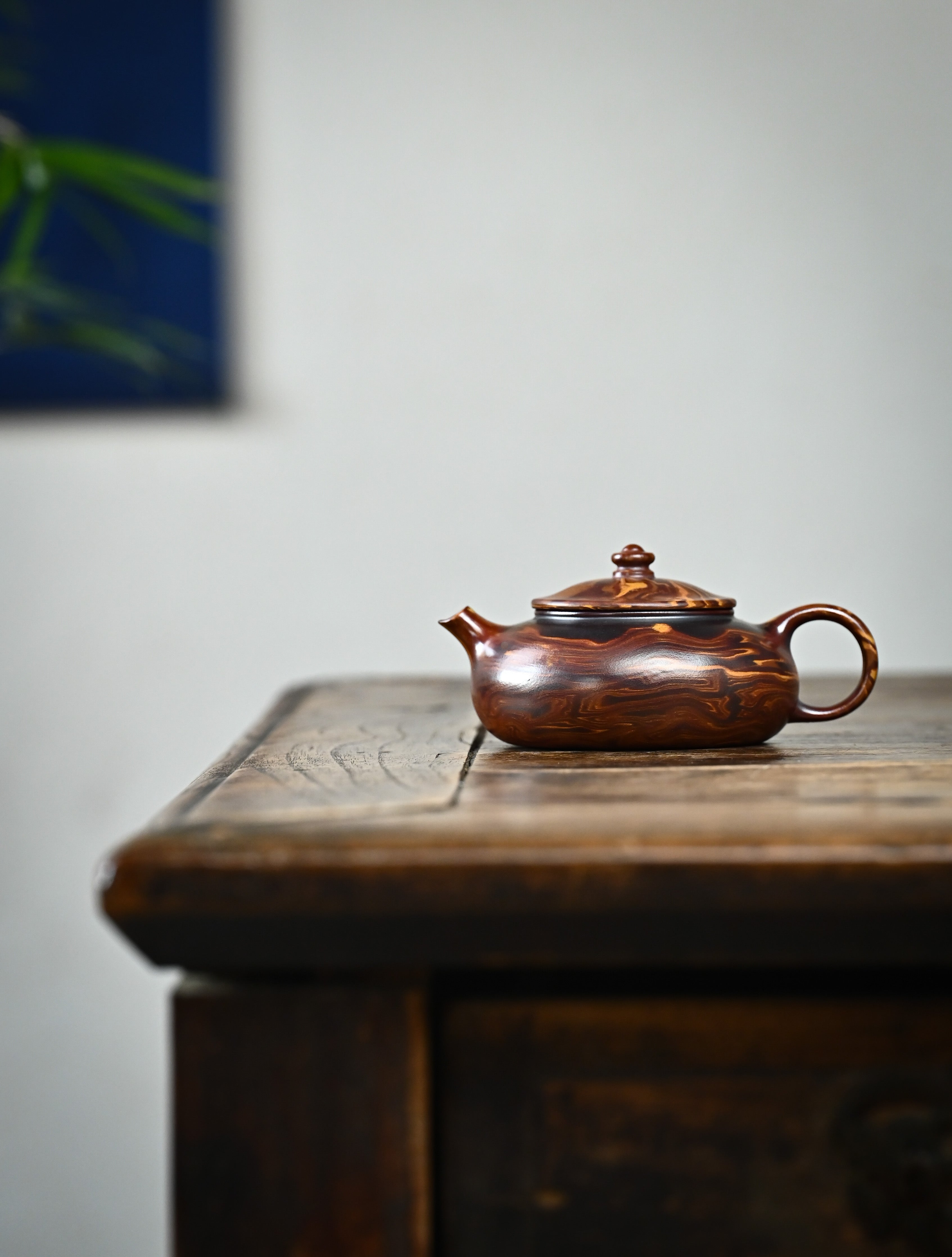 YANYOO handmade Yixing teapot featuring signature Wuni clay and Zisha clay blending technique, Han Jiang, lifestyle wide-angle left side.