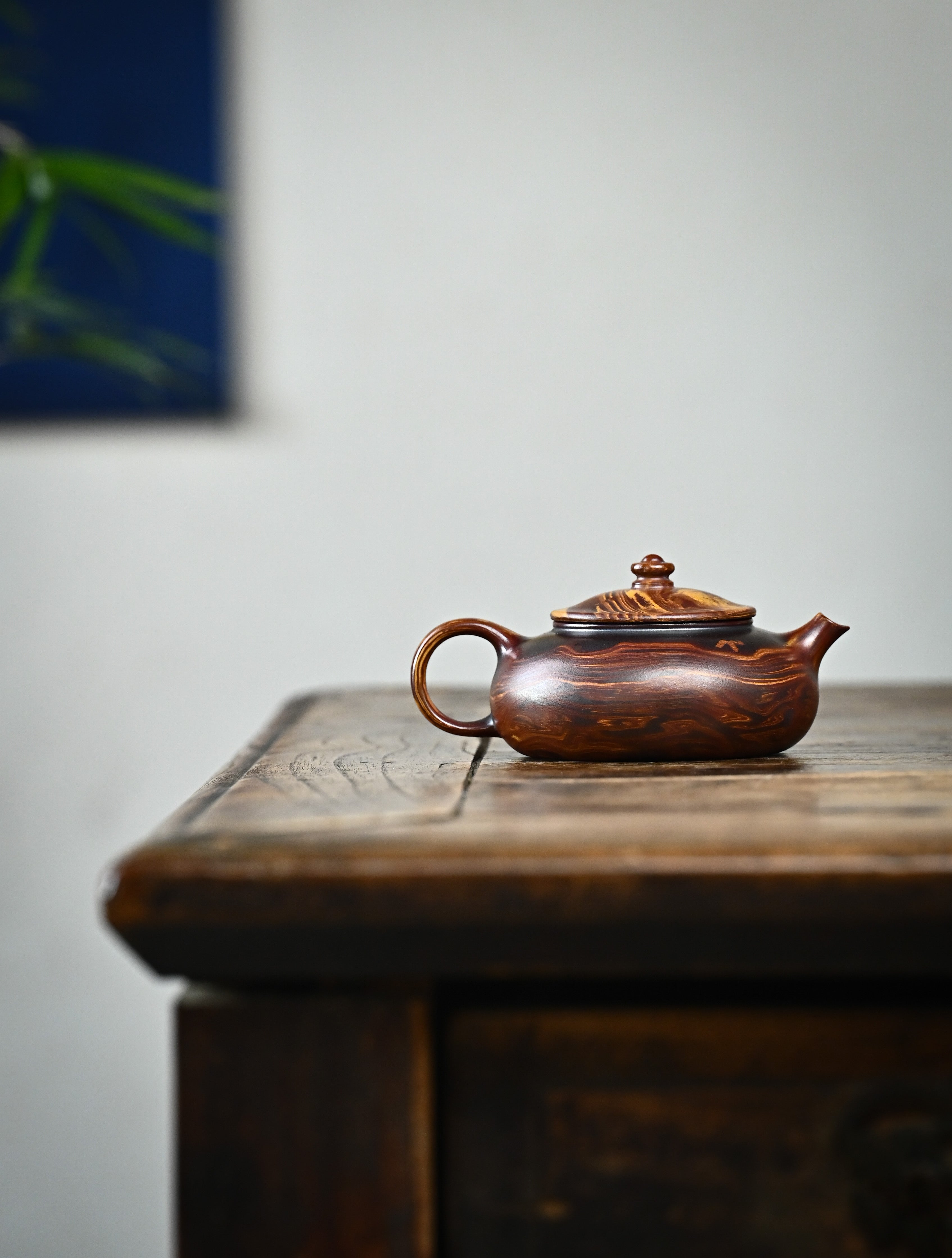 YANYOO handmade Yixing teapot featuring signature Wuni clay and Zisha clay blending technique, Han Jiang, lifestyle wide-angle right side.