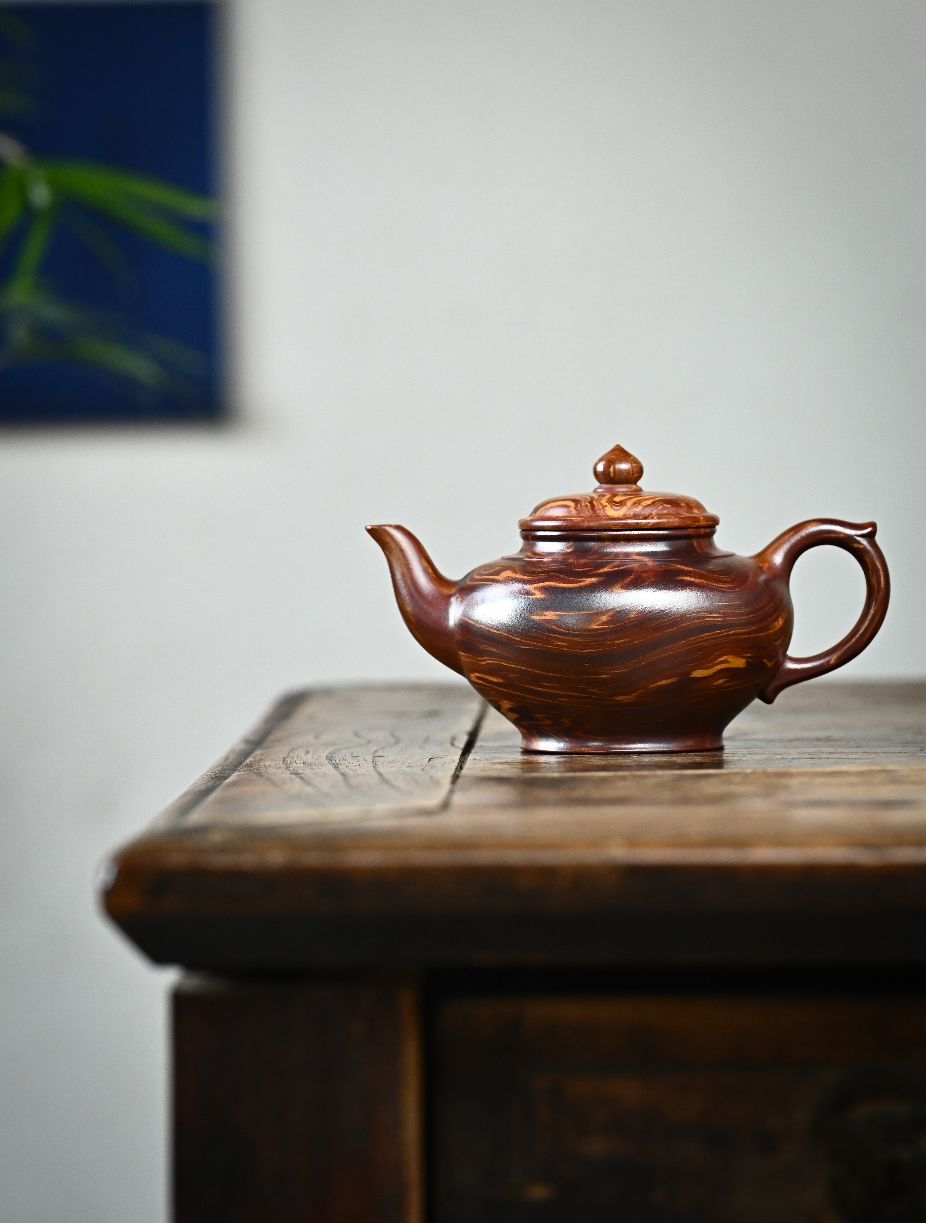 YANYOO handmade Yixing teapot featuring signature Wuni clay and Zisha clay blending technique, Xiao Ying, lifestyle wide-angle left side.
