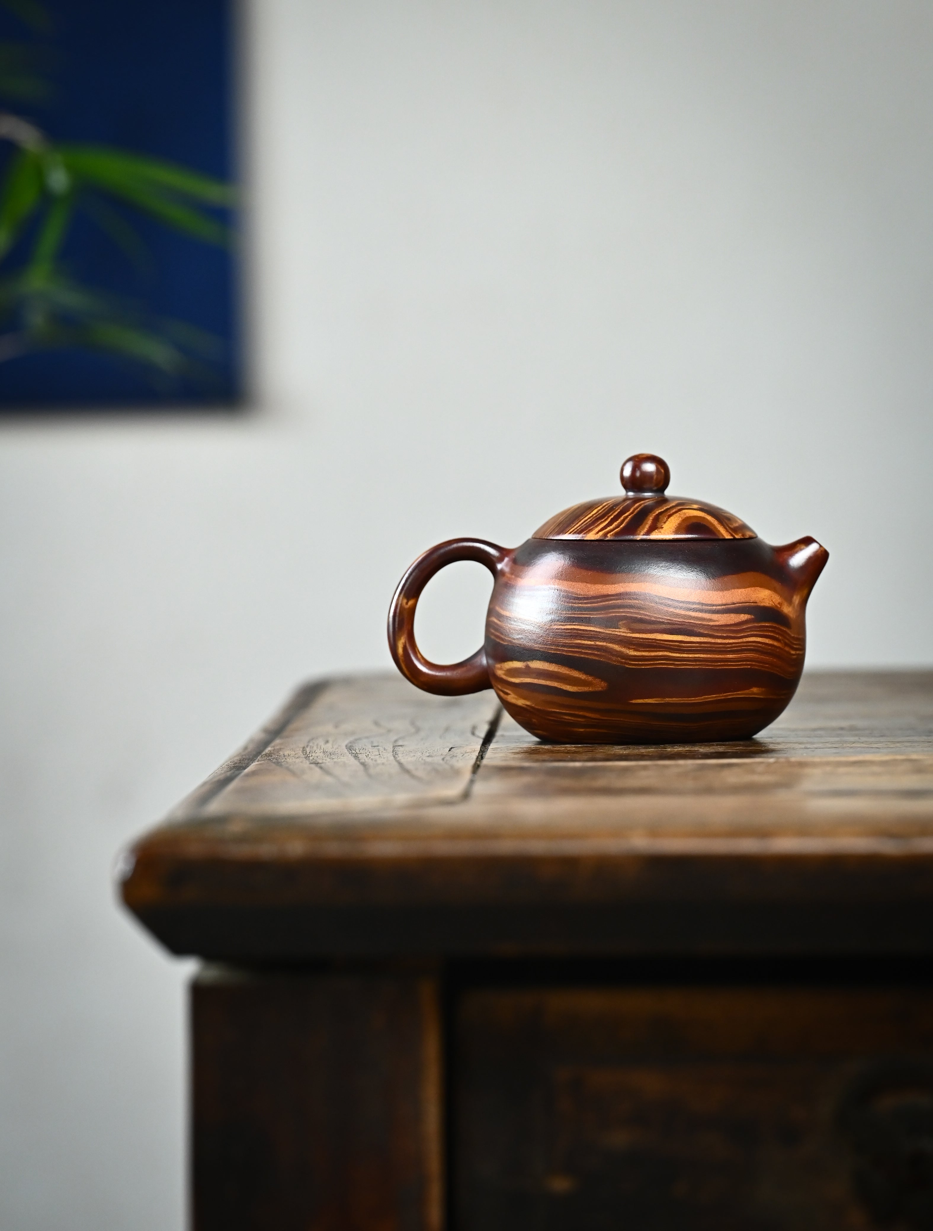 YANYOO handmade Yixing teapot featuring signature Wuni clay and Zisha clay blending technique, Xi Shi, lifestyle wide-angle right side.