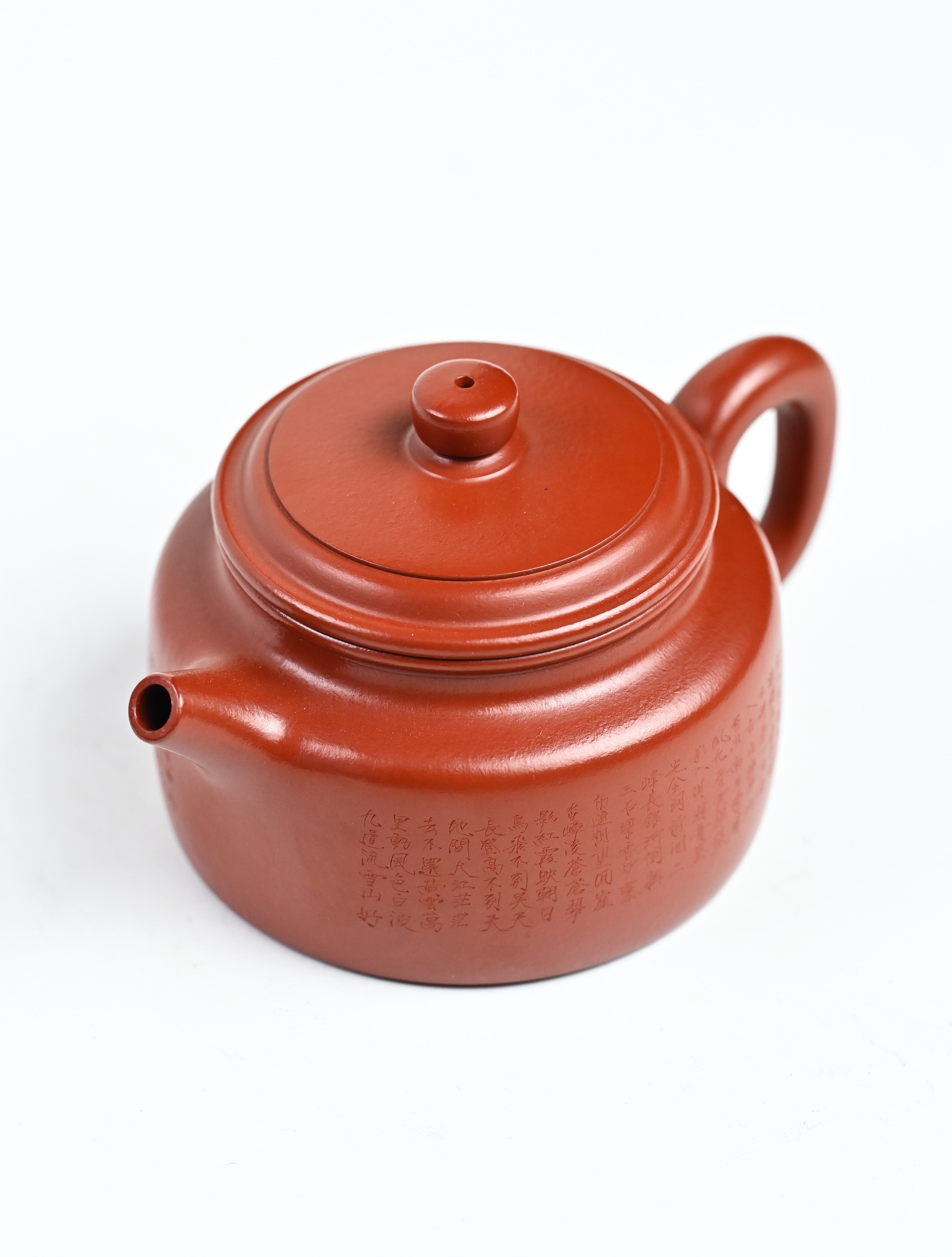 YANYOO handmade Yixing teapot featuring Zhuni clay and Chinese landscape engraving, product top side.