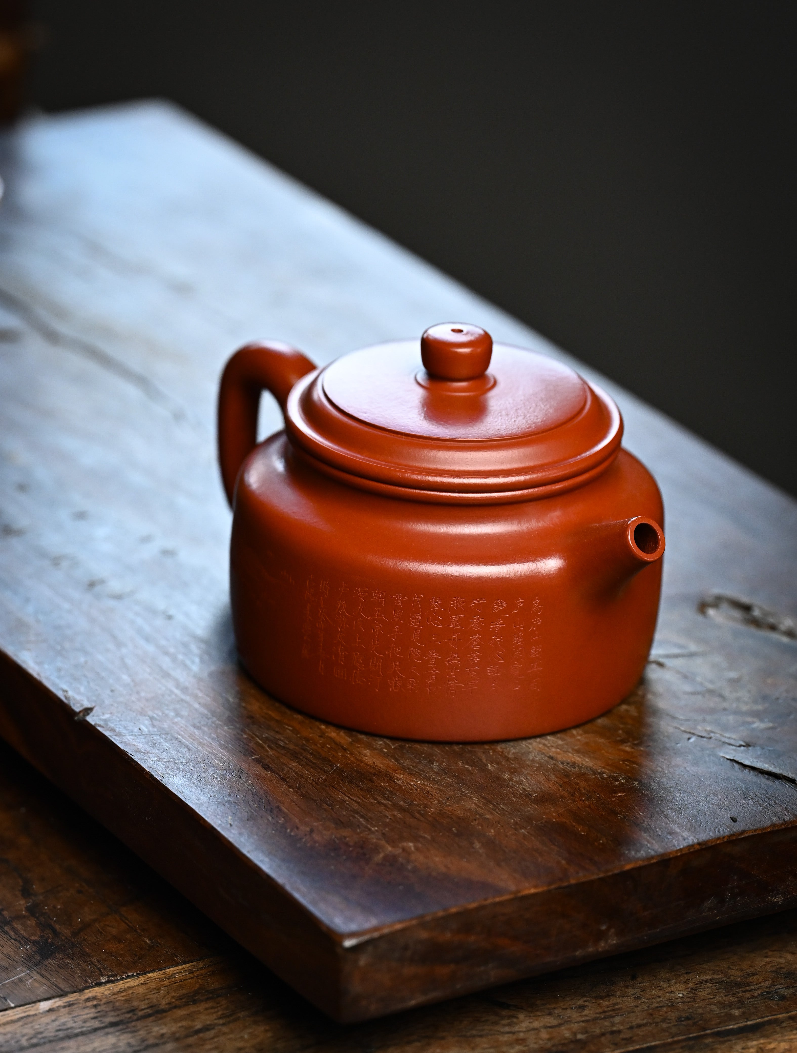 YANYOO handmade Yixing teapot featuring Zhuni clay and Chinese landscape engraving, lifestyle right side.
