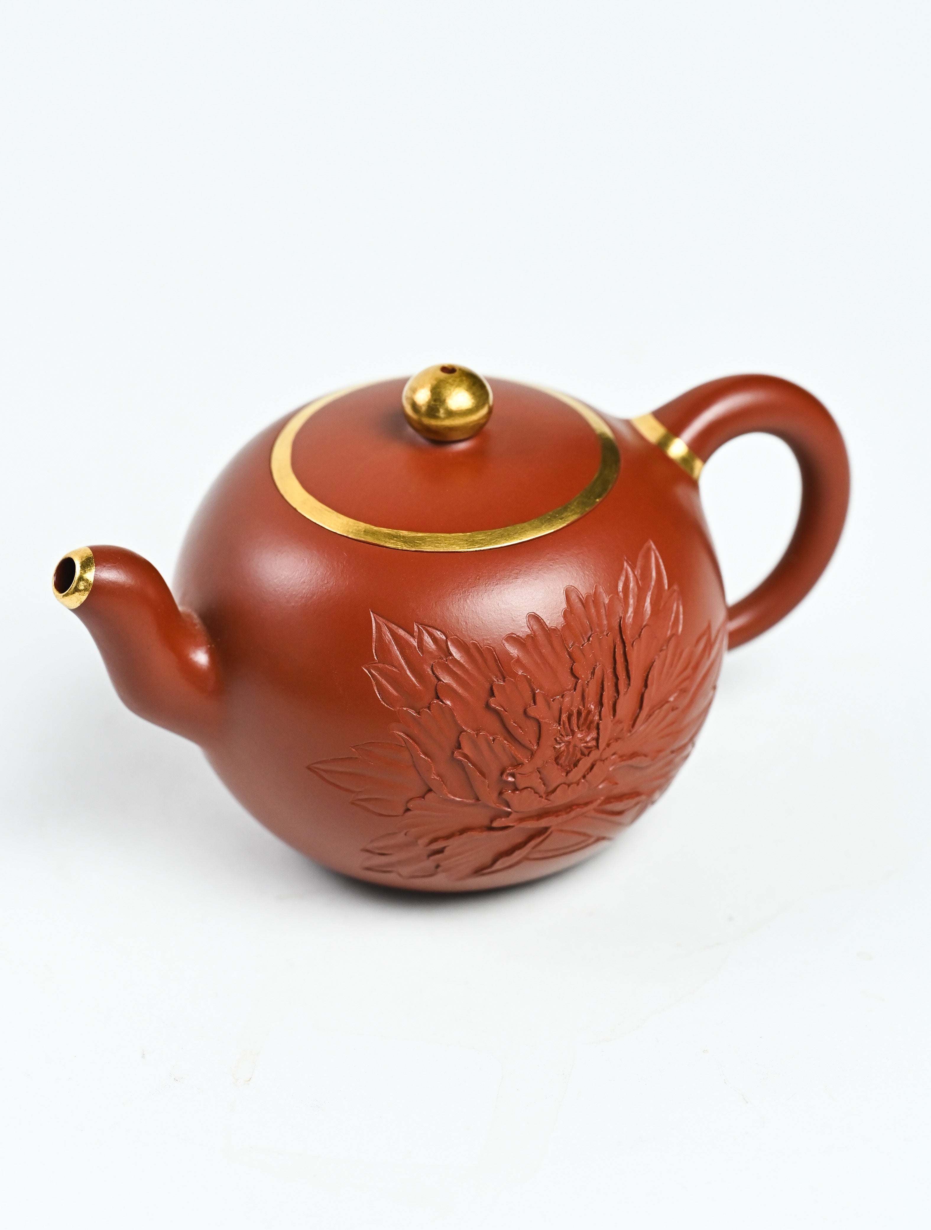 YANYOO handmade Yixing teapot featuring premium Zhuni clay and relief engravings, product top side.