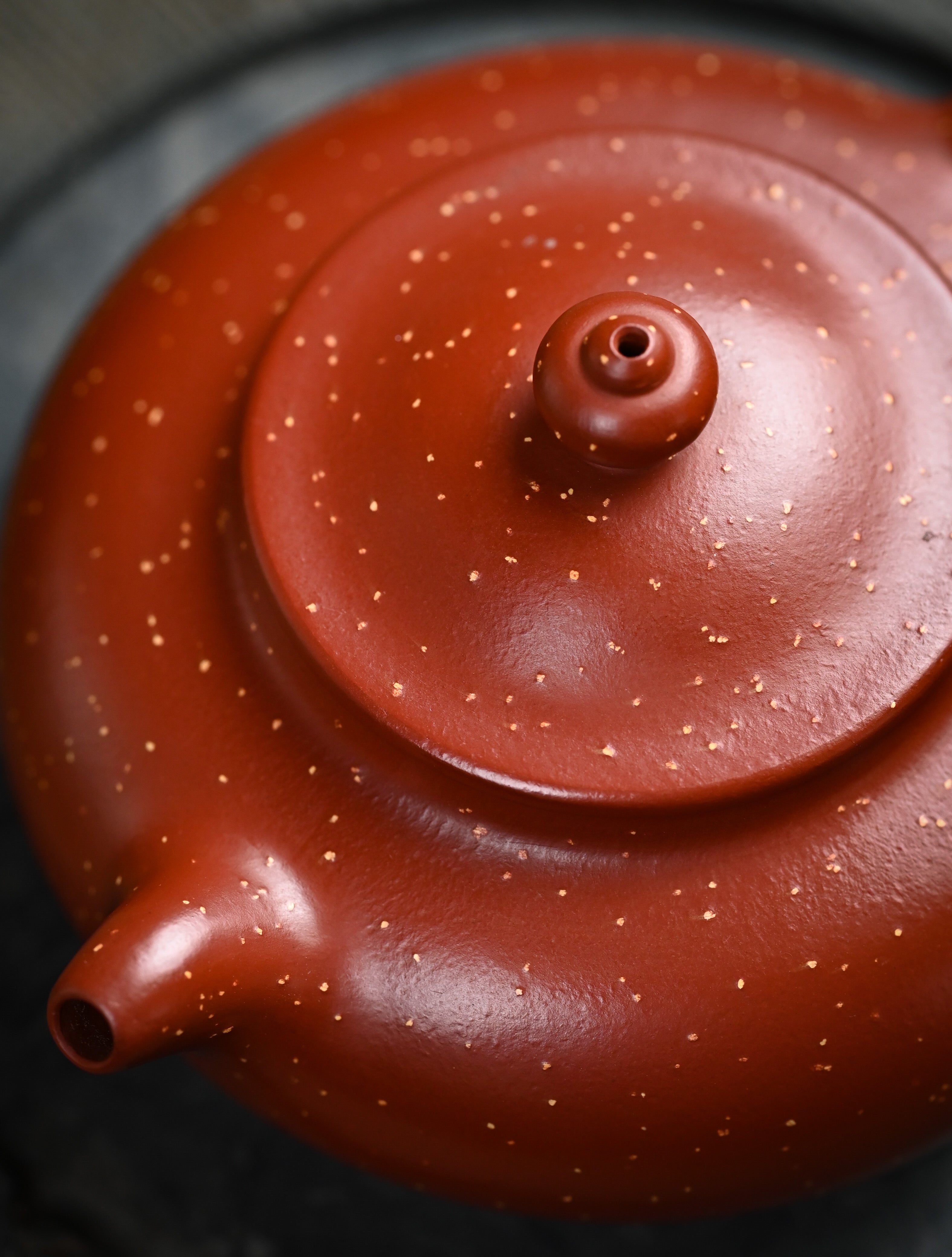YANYOO handmade Yixing teapot featuring Zhuni Da Hong Pao clay and sand paving technique, lifestyle detail.