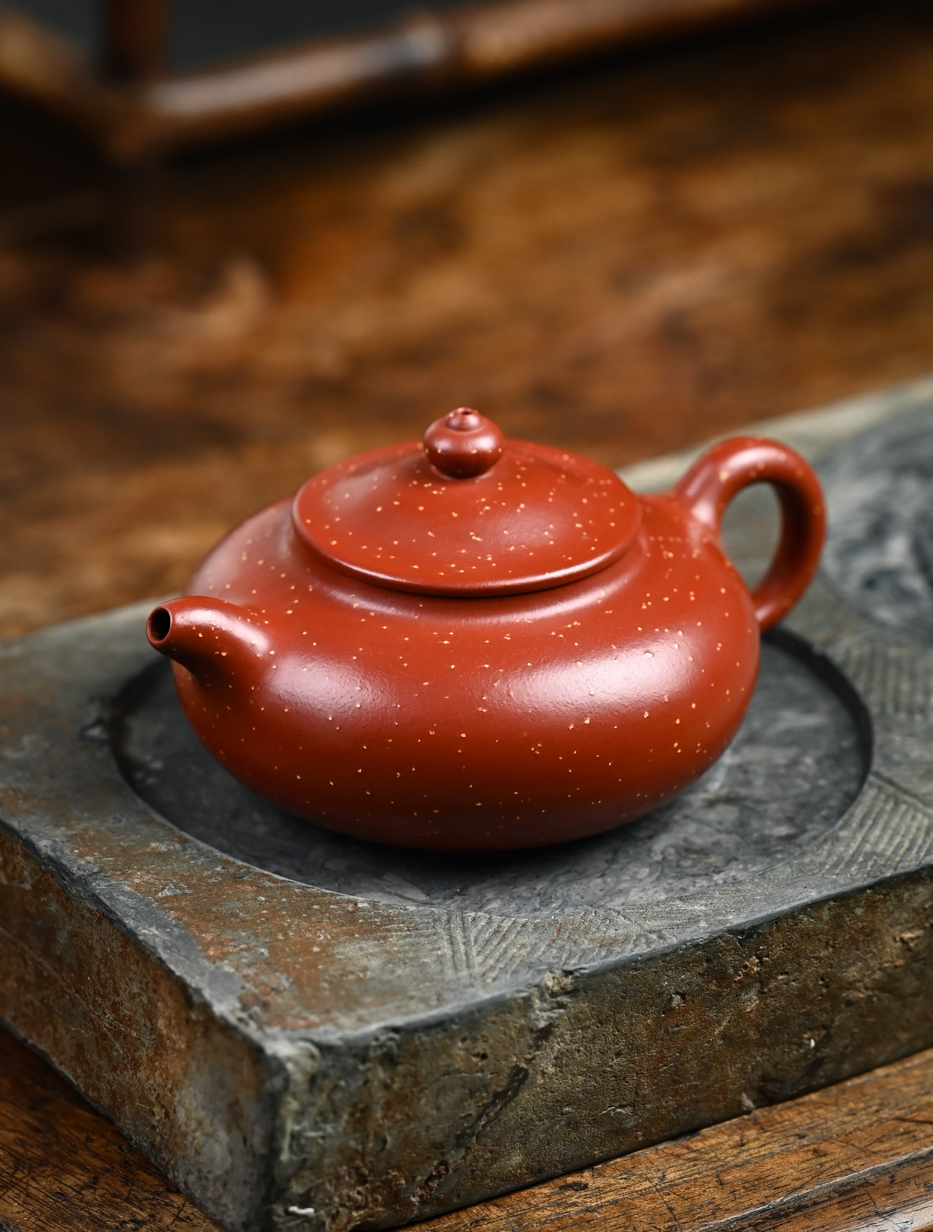 YANYOO handmade Yixing teapot featuring Zhuni Da Hong Pao clay and sand paving technique, lifestyle left side.