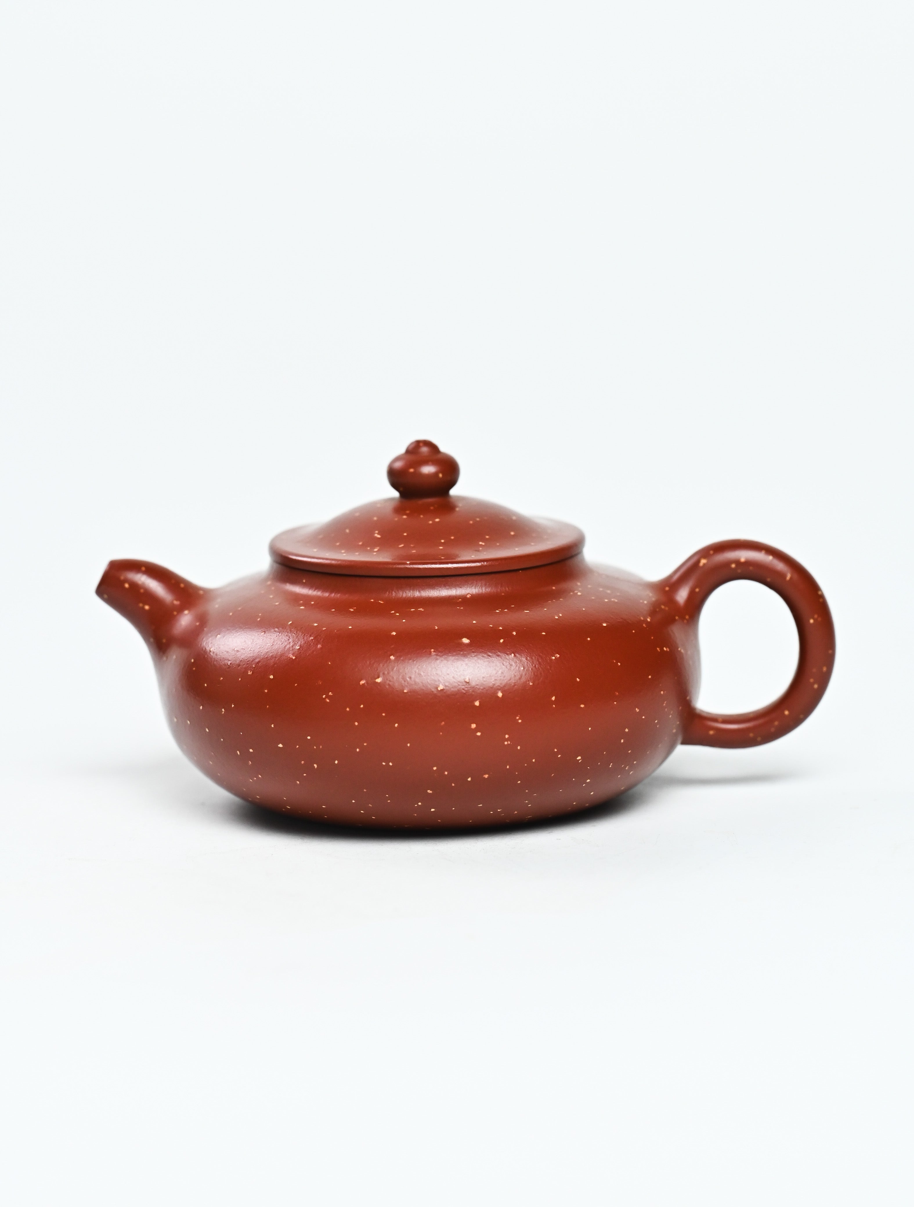 YANYOO handmade Yixing teapot featuring Zhuni Da Hong Pao clay and sand paving technique, product left side.