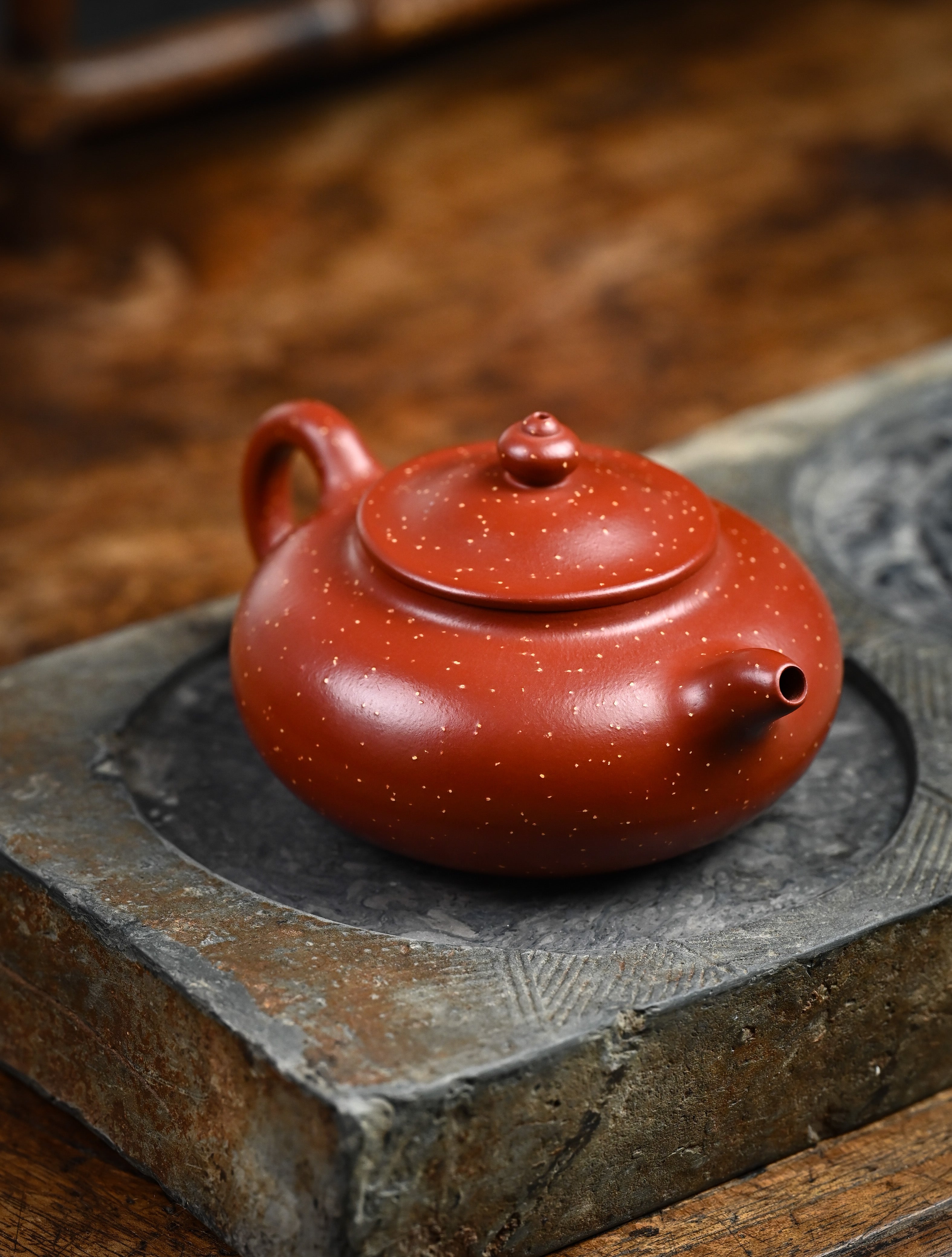 YANYOO handmade Yixing teapot featuring Zhuni Da Hong Pao clay and sand paving technique, lifestyle right side.