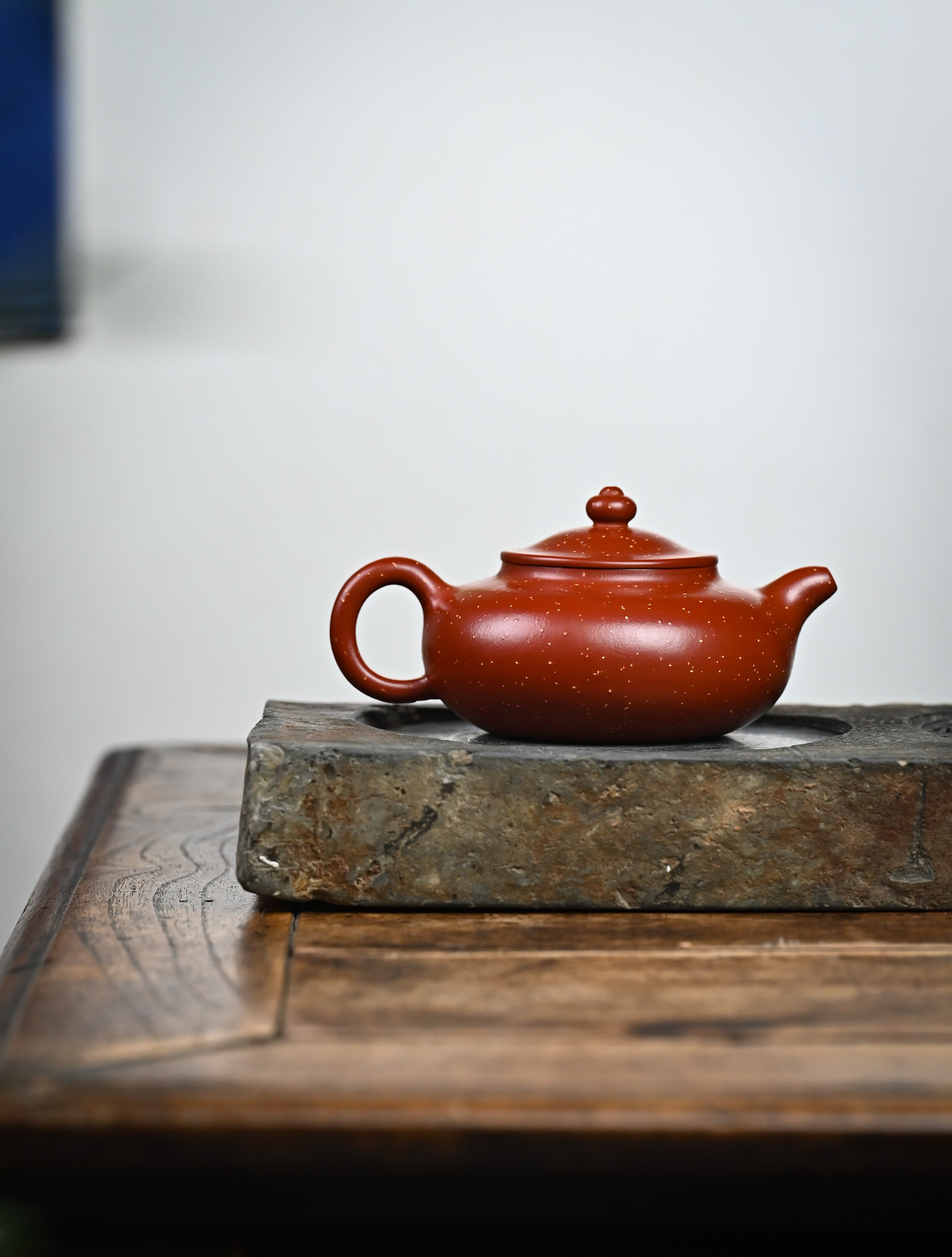 YANYOO handmade Yixing teapot featuring Zhuni Da Hong Pao clay and sand paving technique, lifestyle wide-angle right side.