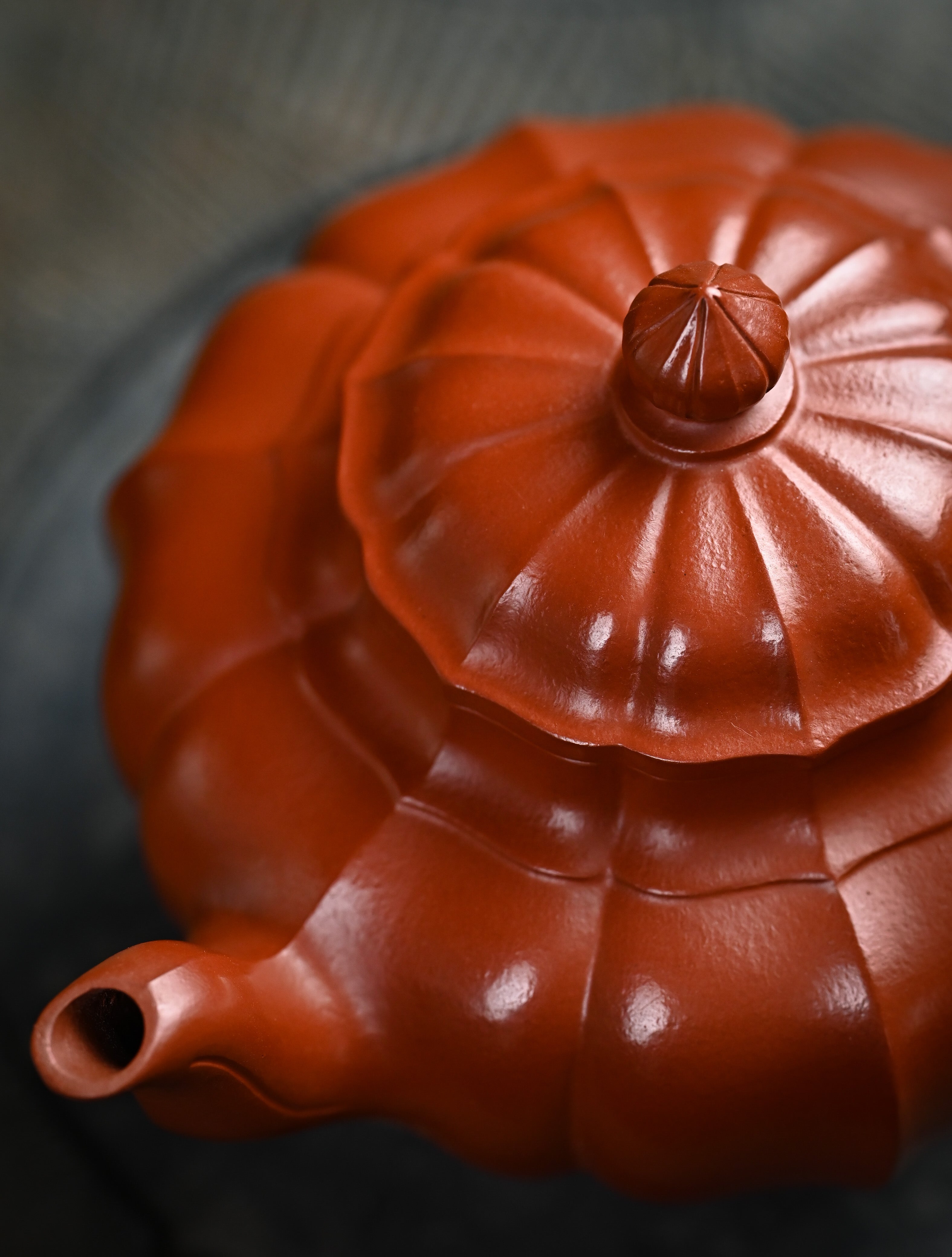 YANYOO handmade Yixing teapot featuring premium Zhuni clay and ribbed style, lifestyle detail.