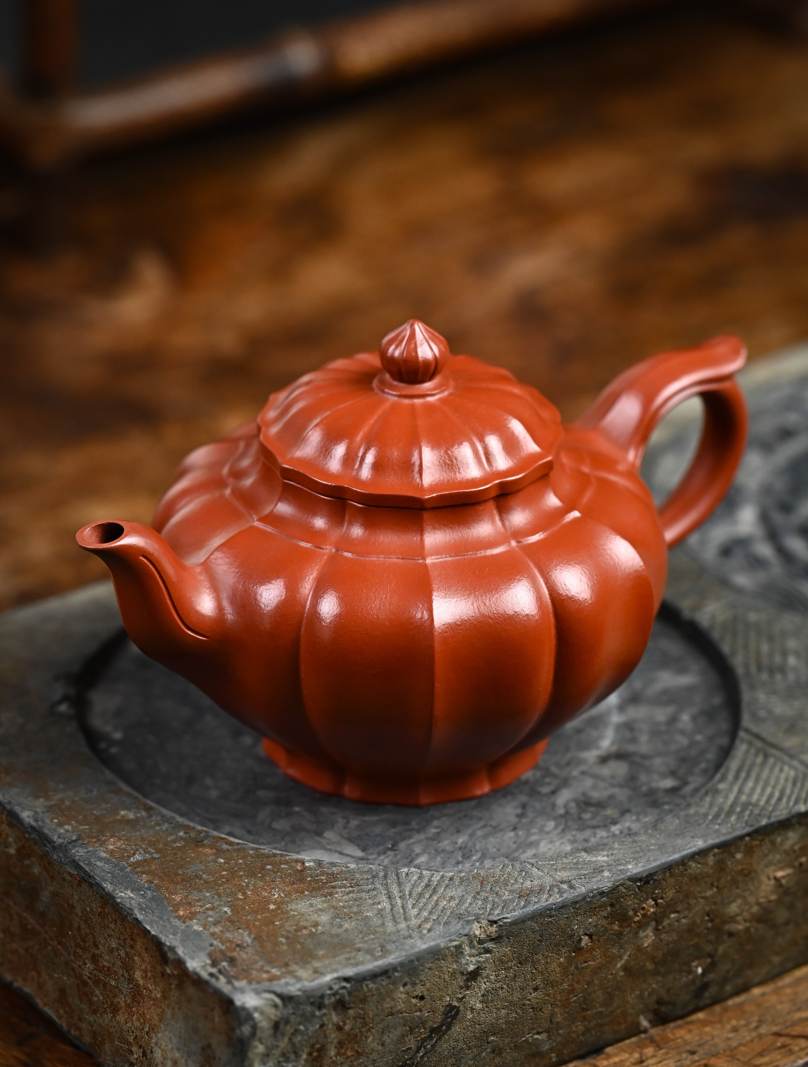 YANYOO handmade Yixing teapot featuring premium Zhuni clay and ribbed style, lifestyle left side.