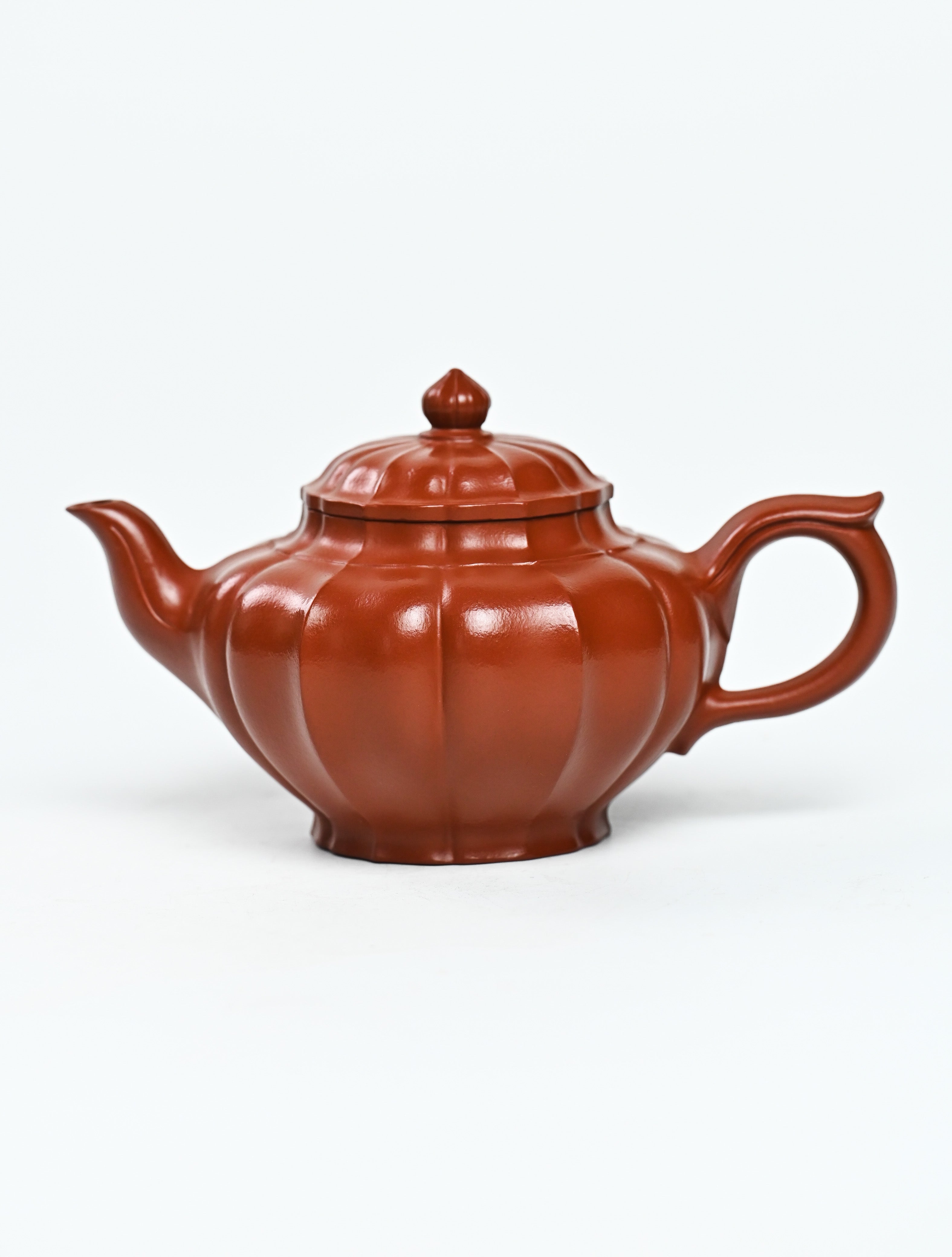 YANYOO handmade Yixing teapot featuring premium Zhuni clay and ribbed style, product left side.