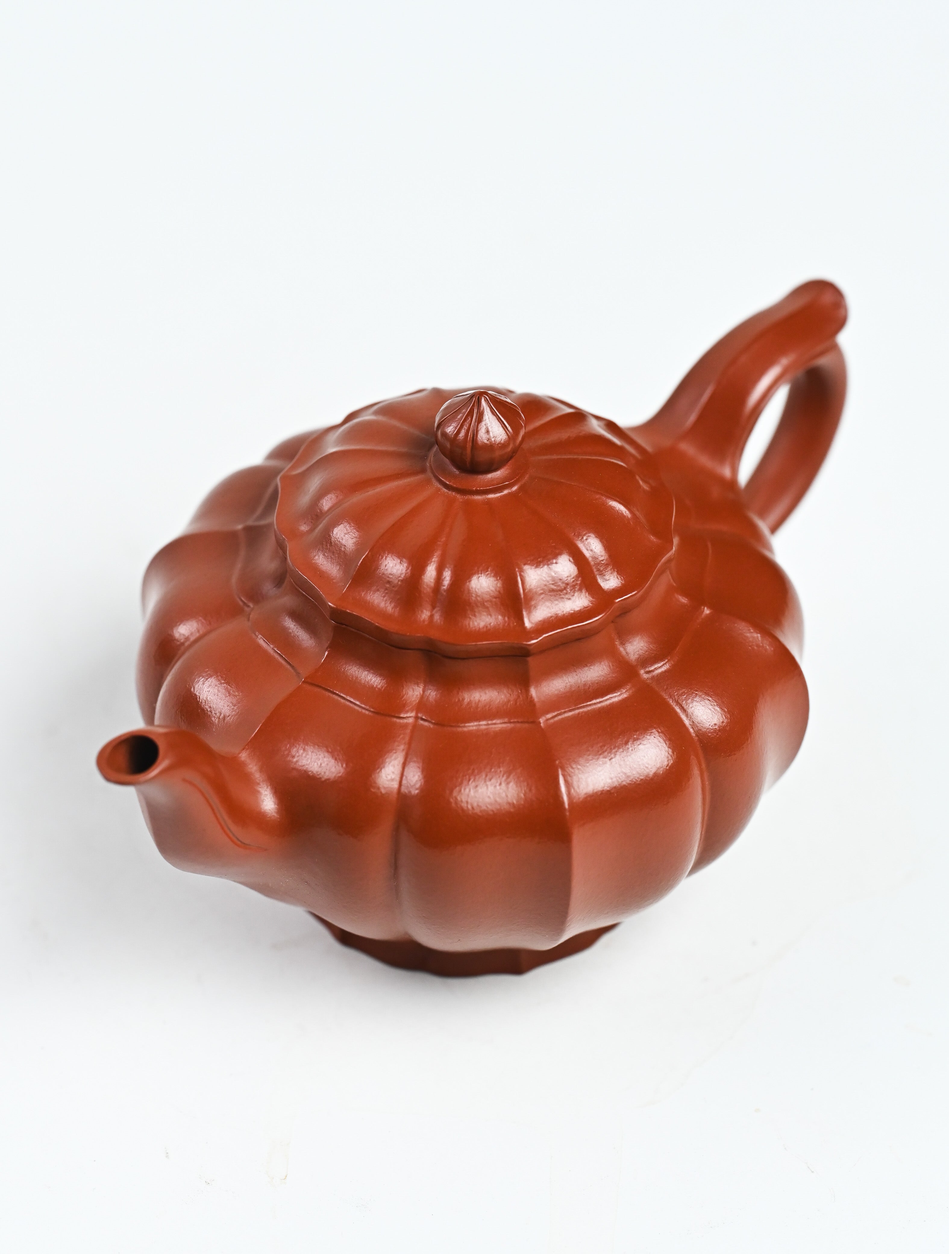 YANYOO handmade Yixing teapot featuring premium Zhuni clay and ribbed style, product top side.