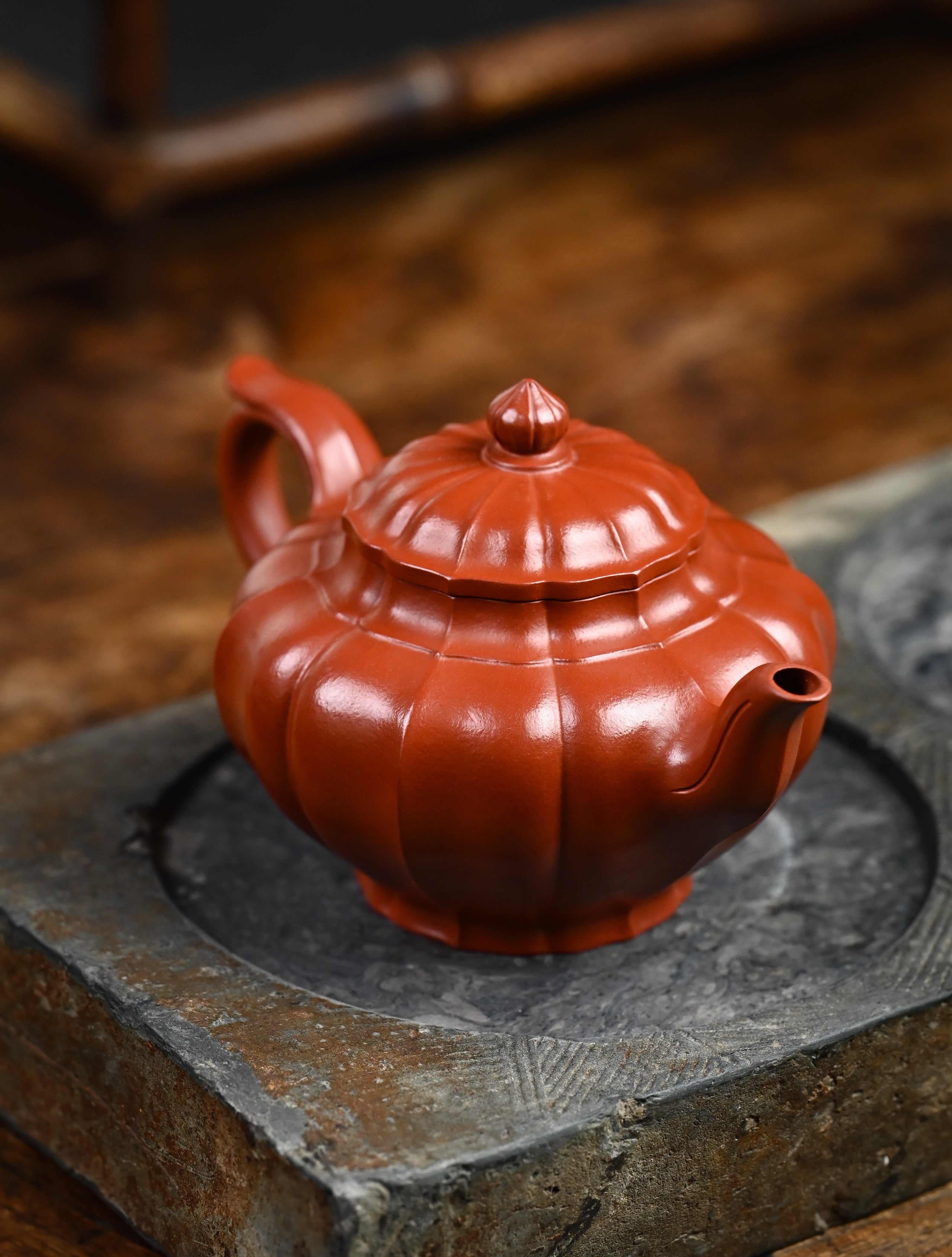 YANYOO handmade Yixing teapot featuring premium Zhuni clay and ribbed style, lifestyle right side.