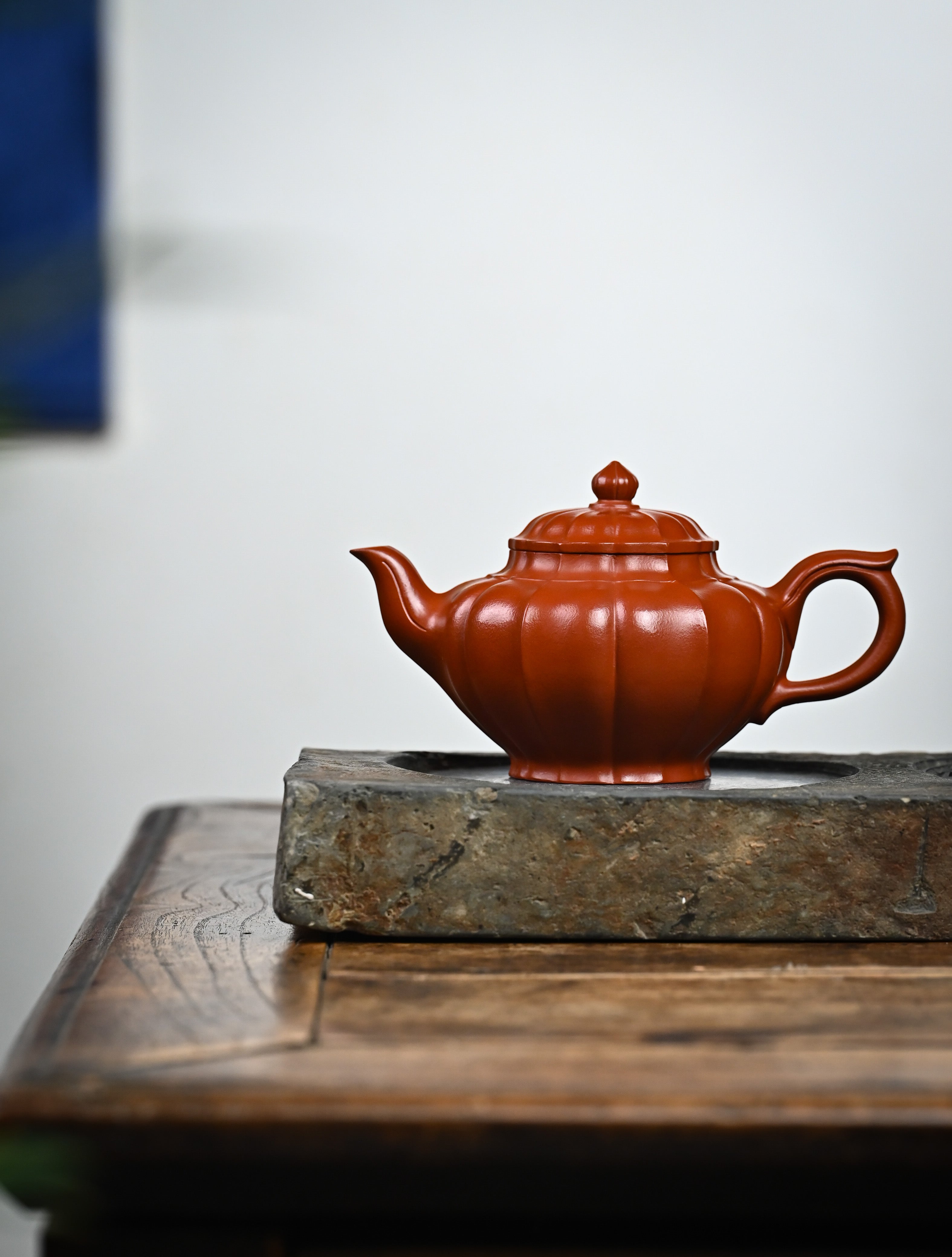 YANYOO handmade Yixing teapot featuring premium Zhuni clay and ribbed style, lifestyle wide-angle left side.