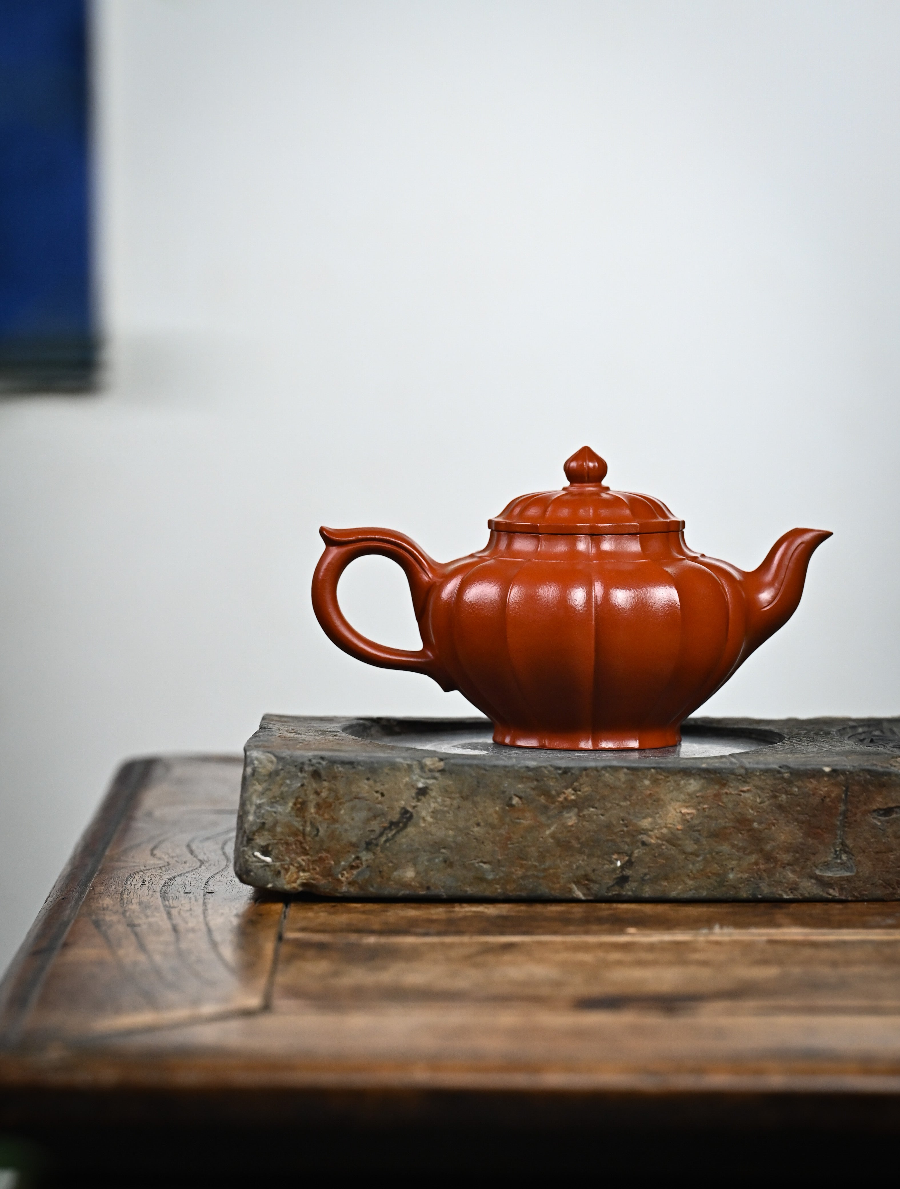 YANYOO handmade Yixing teapot featuring premium Zhuni clay and ribbed style, lifestyle wide-angle right side.