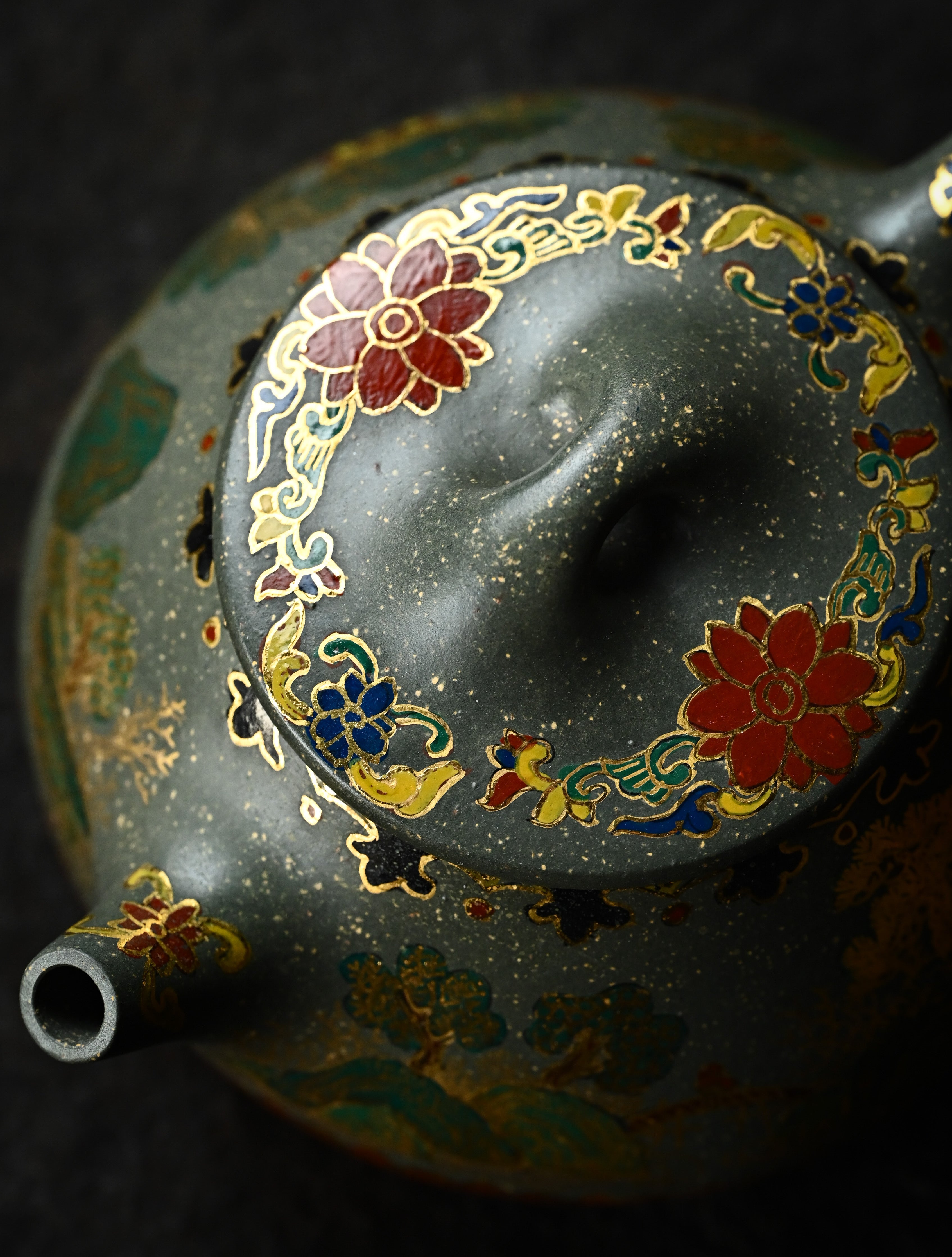 YANYOO handmade Yixing teapot featuring Lvni clay and delicate Falangcai enamel, Jingzhou Shi Piao, lifestyle top side.