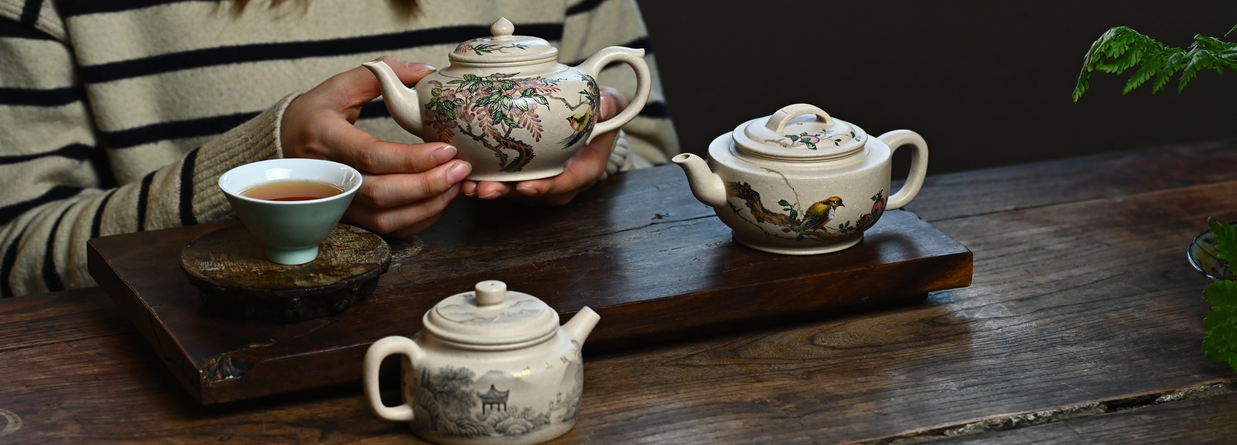 YANYOO handmade Yixing teapot: Moonlight collection banner with model desktop version.