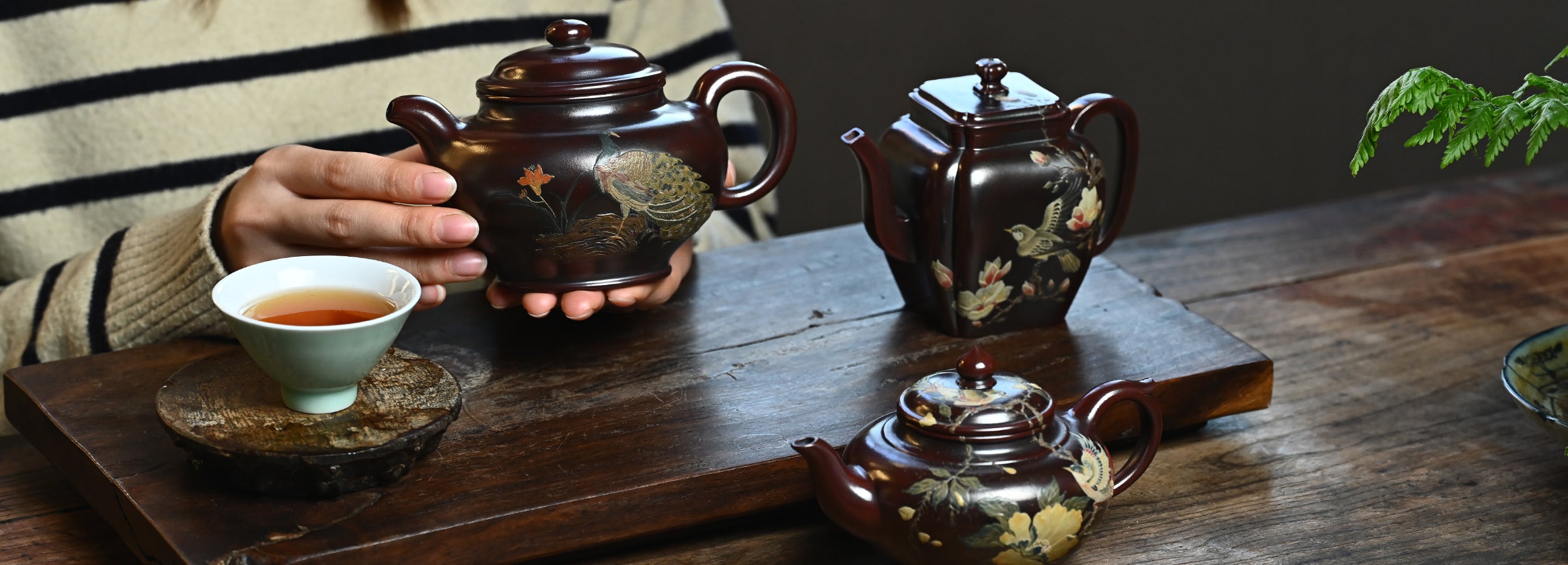 YANYOO handmade Yixing teapot: Twilight collection banner with model desktop version.