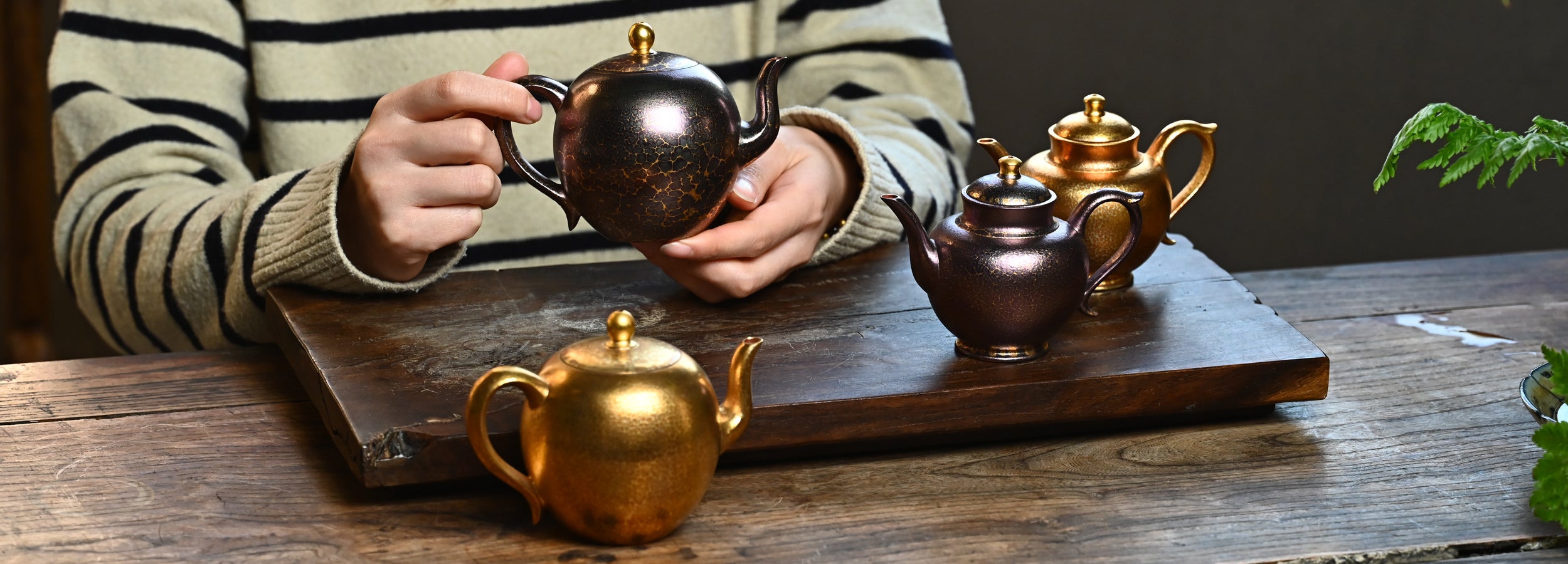 YANYOO handmade Yixing teapot: Wild Plume collection banner with model desktop version.