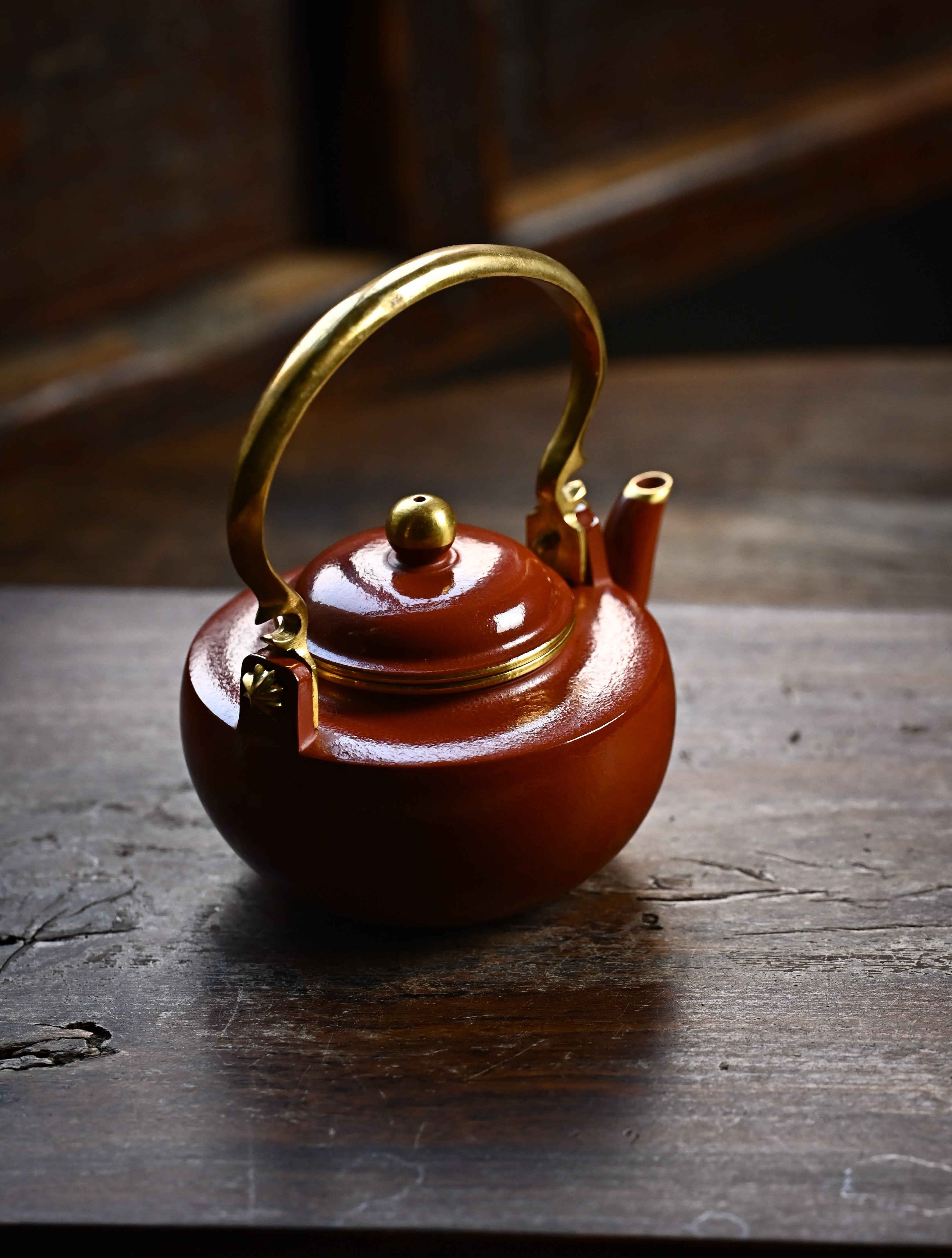 YANYOO handmade Yixing teapot featuring water polished (Shuimo) technique and delicate lifting handle, Palace Lantern made of Zhuni, lifestyle detail.