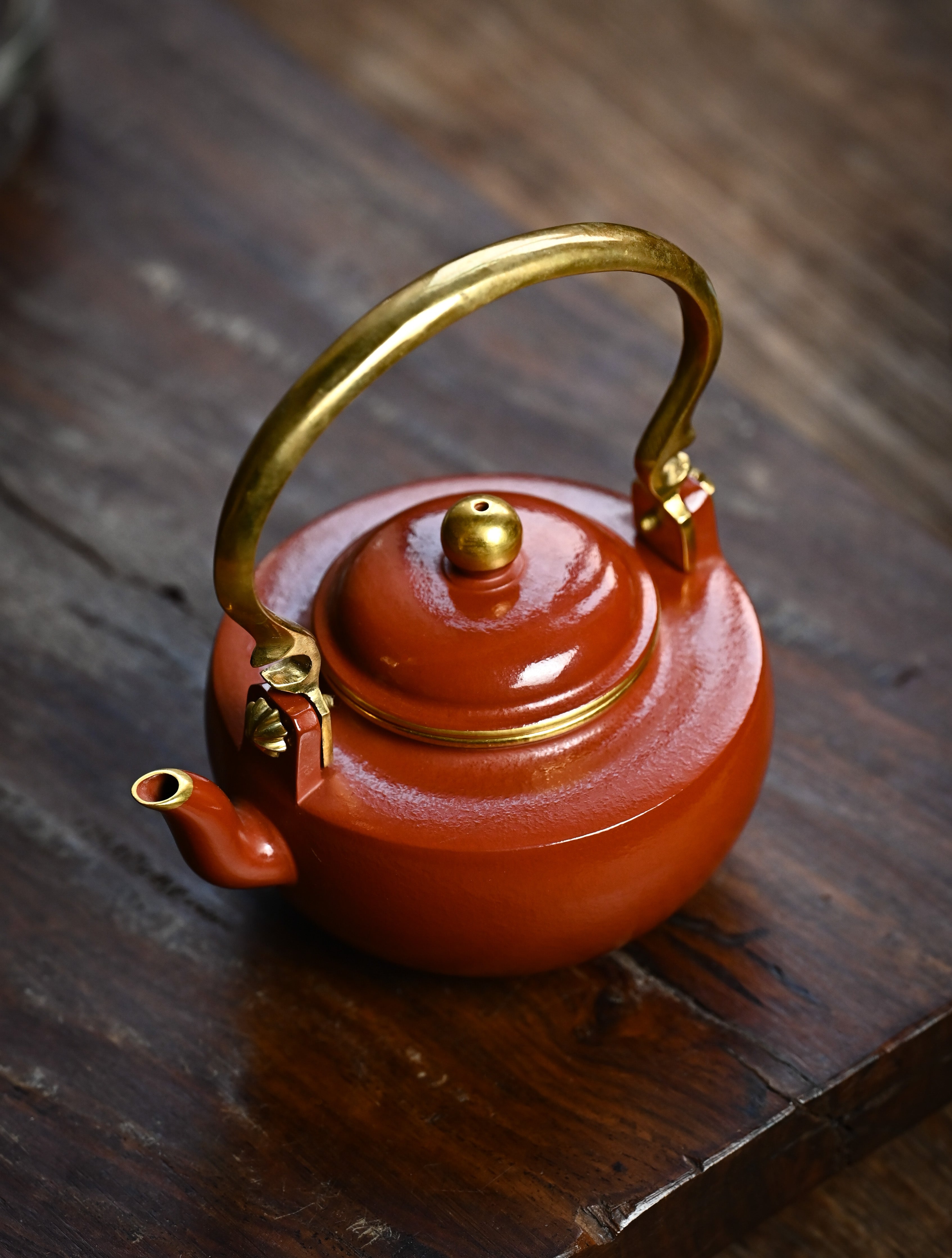 YANYOO handmade Yixing teapot featuring water polished (Shuimo) technique and delicate lifting handle, Palace Lantern made of Zhuni, lifestyle left side.