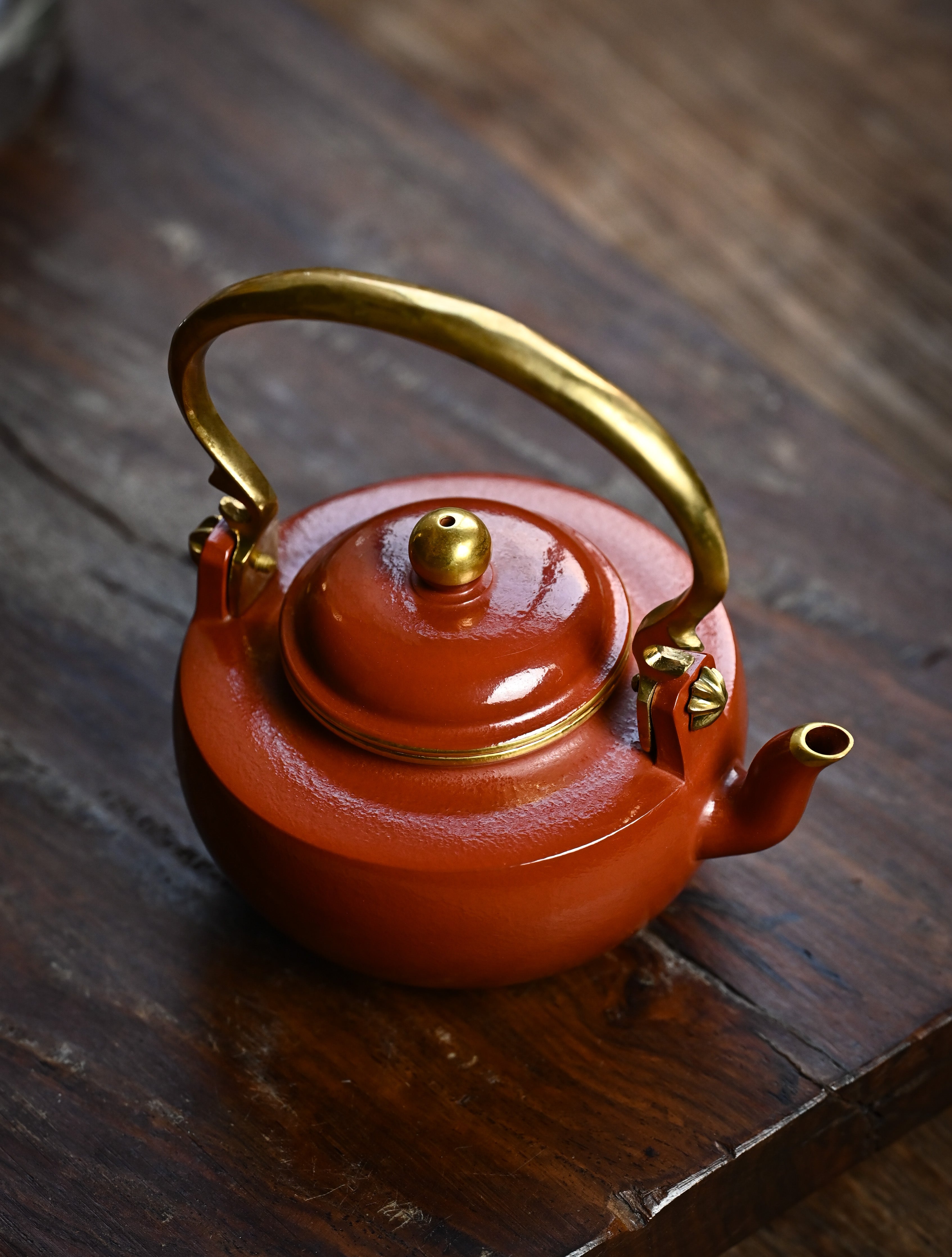 YANYOO handmade Yixing teapot featuring water polished (Shuimo) technique and delicate lifting handle, Palace Lantern made of Zhuni, lifestyle right side.