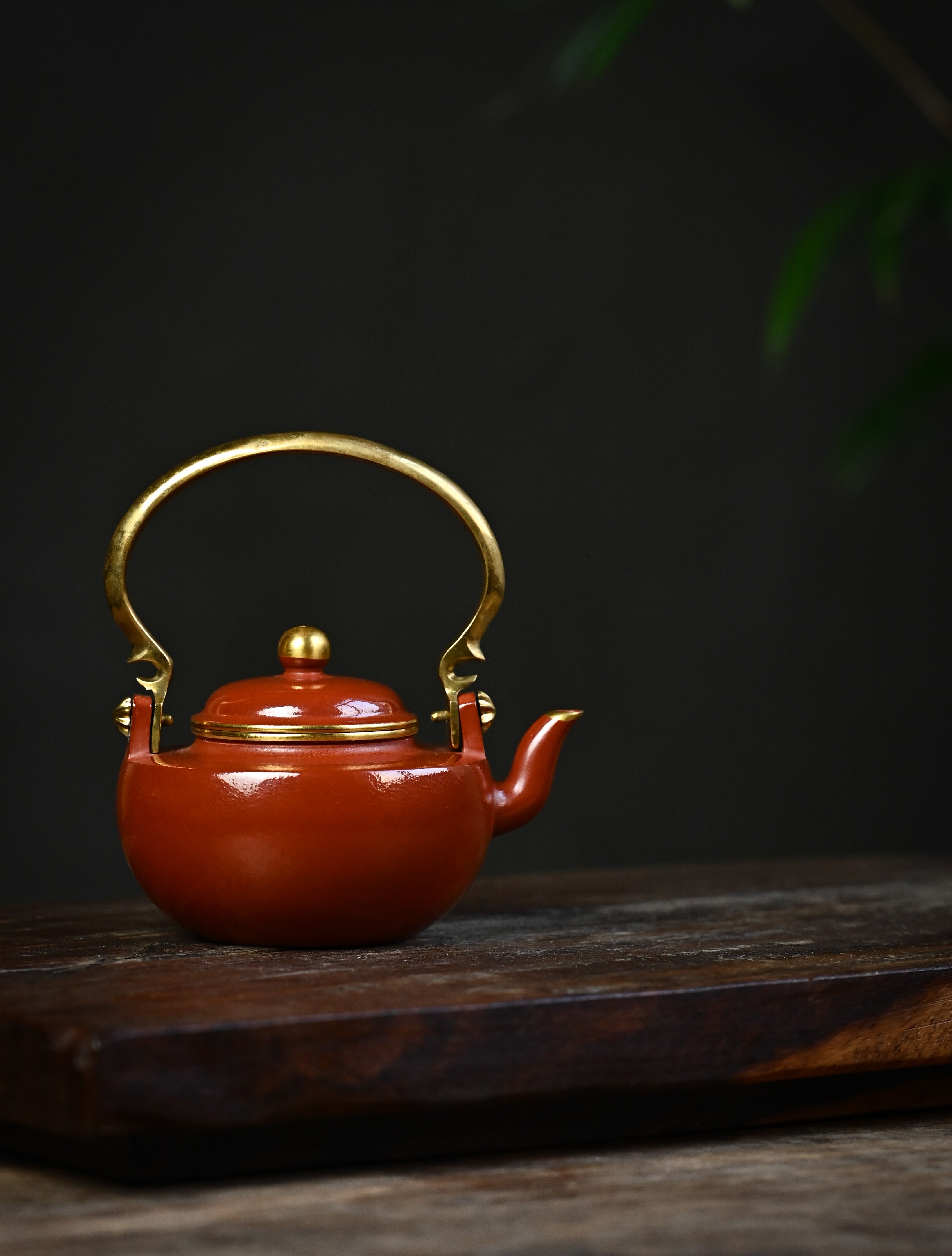 YANYOO handmade Yixing teapot featuring water polished (Shuimo) technique and delicate lifting handle, Palace Lantern made of Zhuni, lifestyle wide-angle right side.